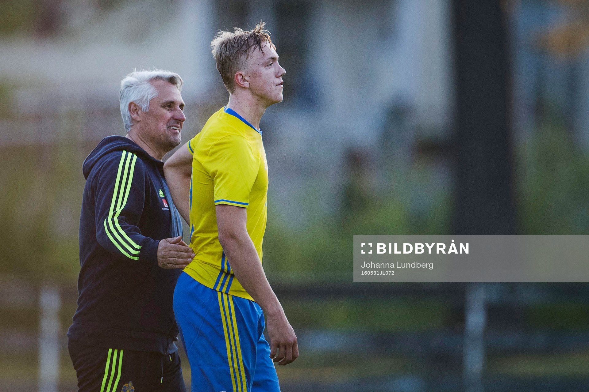 Sveriges förbundskapten Claes Eriksson pratar med Isac