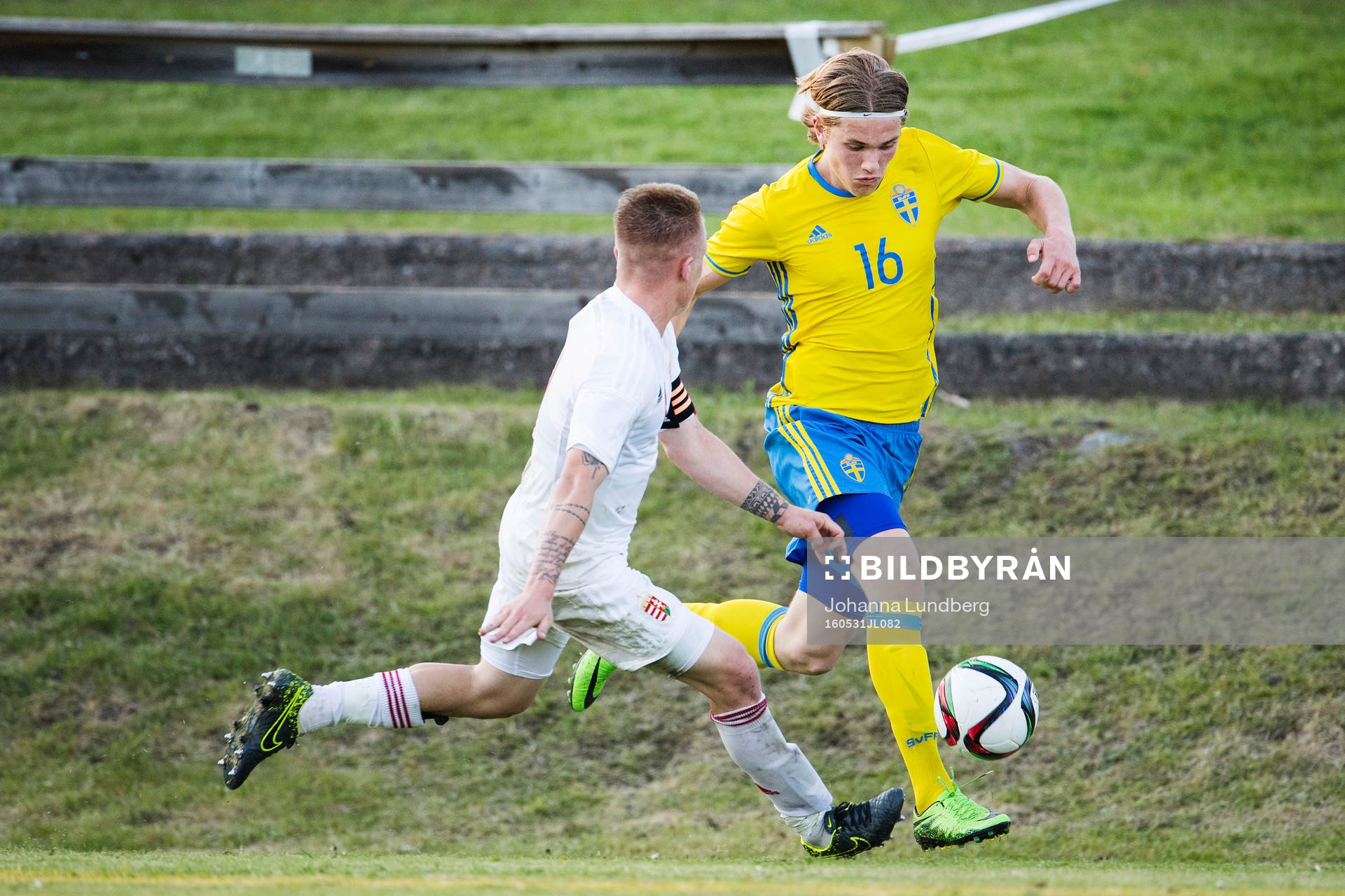 Sveriges Viktor Gyökeres tar sig förbi Ungerns Szalai