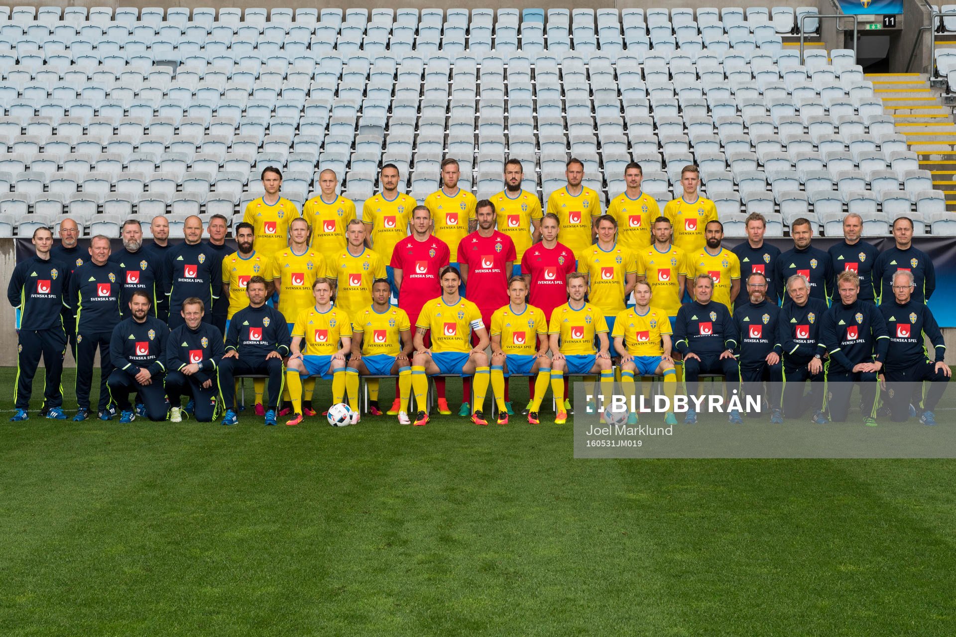 Sveriges fotbollslandslag poserar för en lagbild tillsammans med ledare den 31 maj 2016 i Malmö.