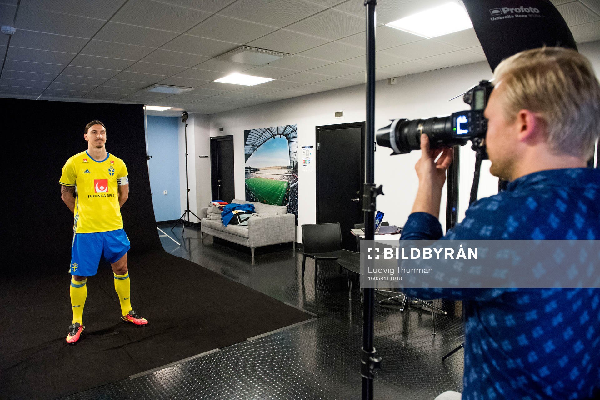 Sveriges Zlatan Ibrahimovic fotograferas av Joel Marklund under en fotografering med Svenska fotbollslandslaget den 31 maj 2016 i Malmö.