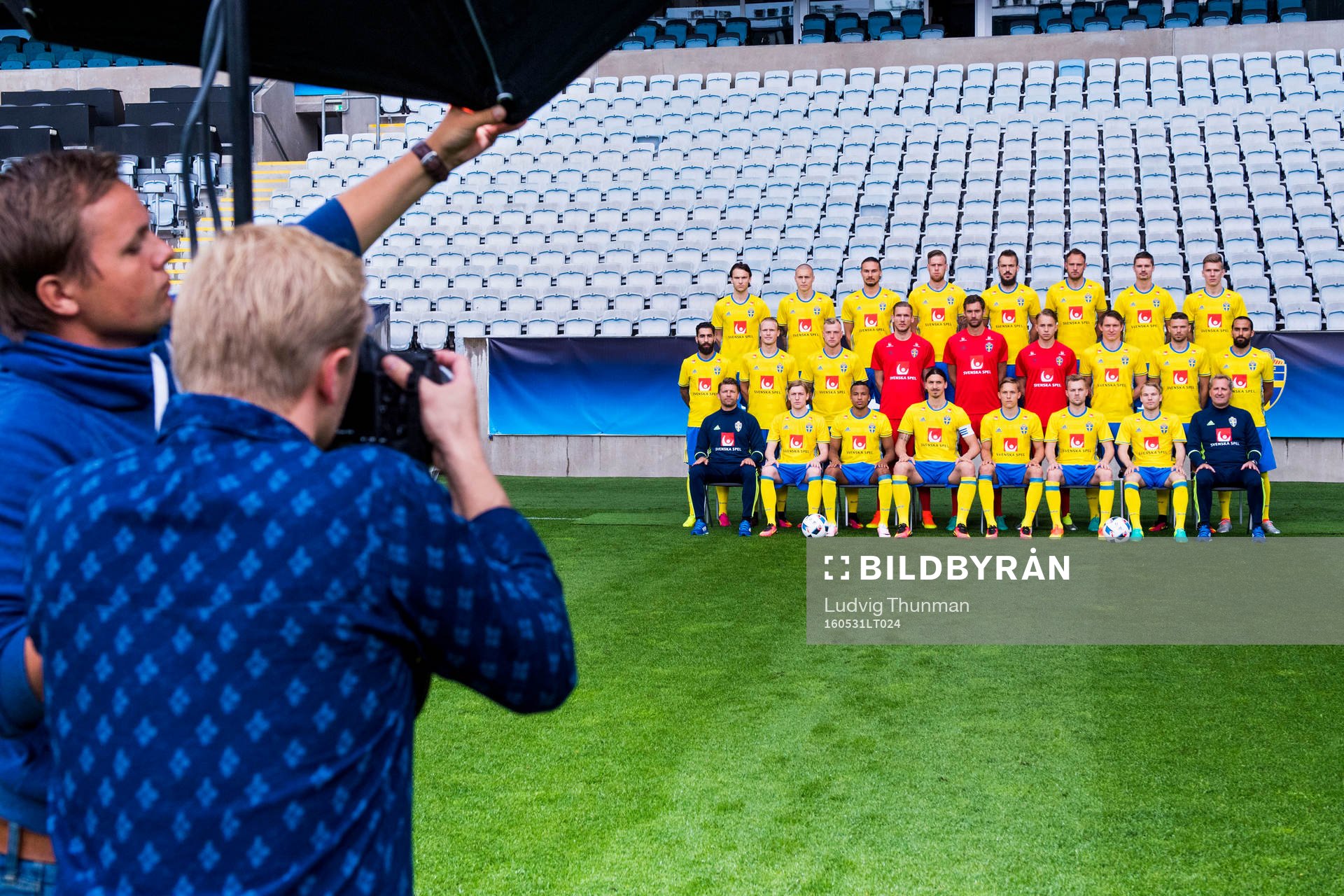 Sveriges fotbollslandslag poserar för en lagbild den 31 maj 2016 i Malmö. Övre raden från vänster: Albin Ekdal, Victor Nilsson Lindelöf, Erik Johansson, Pontus Jansson, Emir Kujovic, Andreas Granqvist, Mikael Lustig och Pontus Wernbloom. Mellersta raden från vänster: Jimmy Durmaz, Oscar Hiljemark, John Guidetti, Robin Olsen, Andreas Isaksson, Patrik Carlgren, Kim Källström, Marcus Berg och Erkan Zengin. Nedre raden från vänster: Players manager Marcus Allbäck, Emil Forsberg, Martin Olsson, Zlatan Ibrahimovic, Ludwig Augustinsson, Sebastian Larsson, Oscar Lewicki och förbundskapten Erik Hamrén under en fotografering med Svenska fotbollslandslaget den 31 maj 2016 i Malmö.