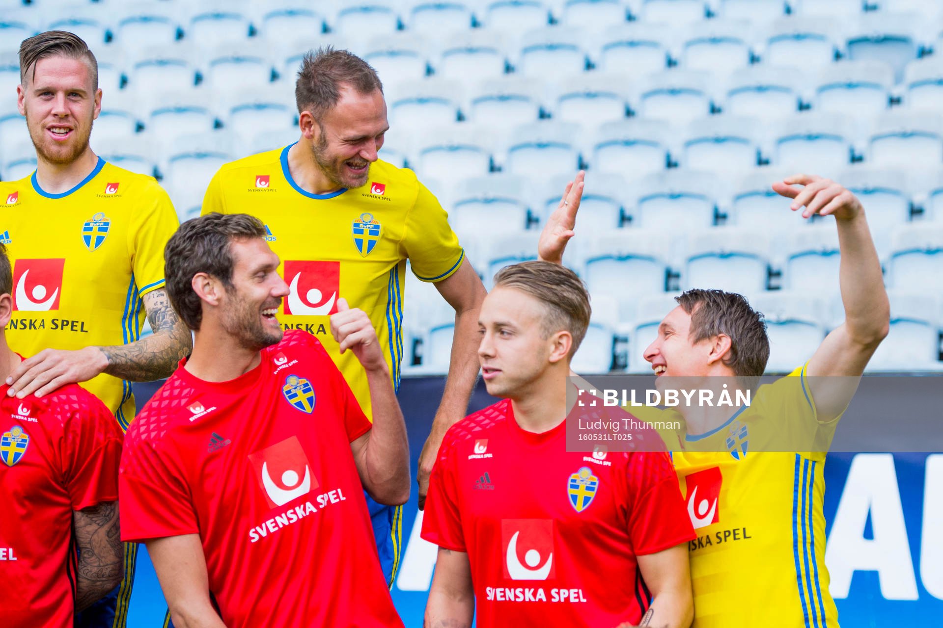 Sveriges Andreas Granqvist och Kim Källström gör high