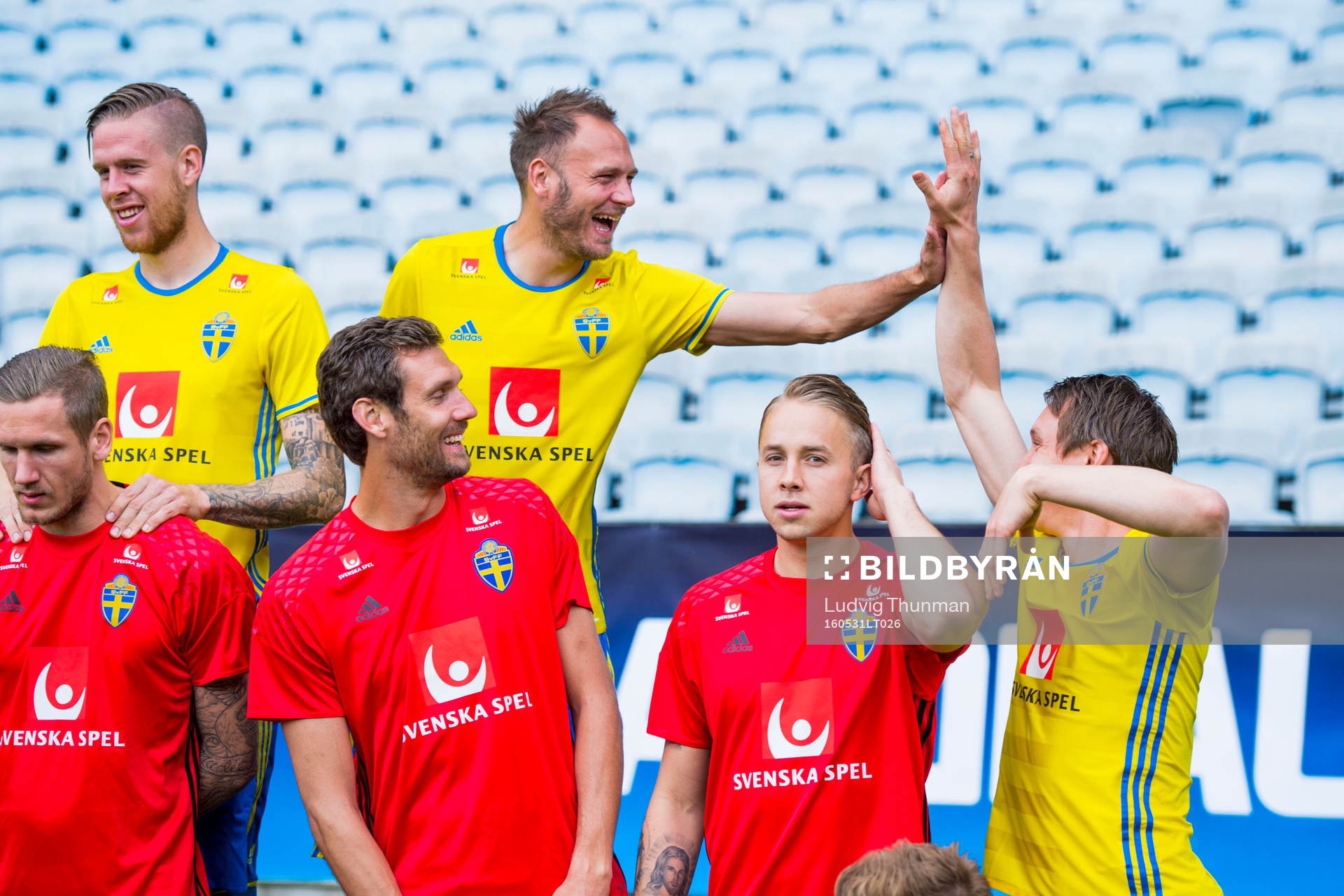 Sveriges Andreas Granqvist och Kim Källström gör high