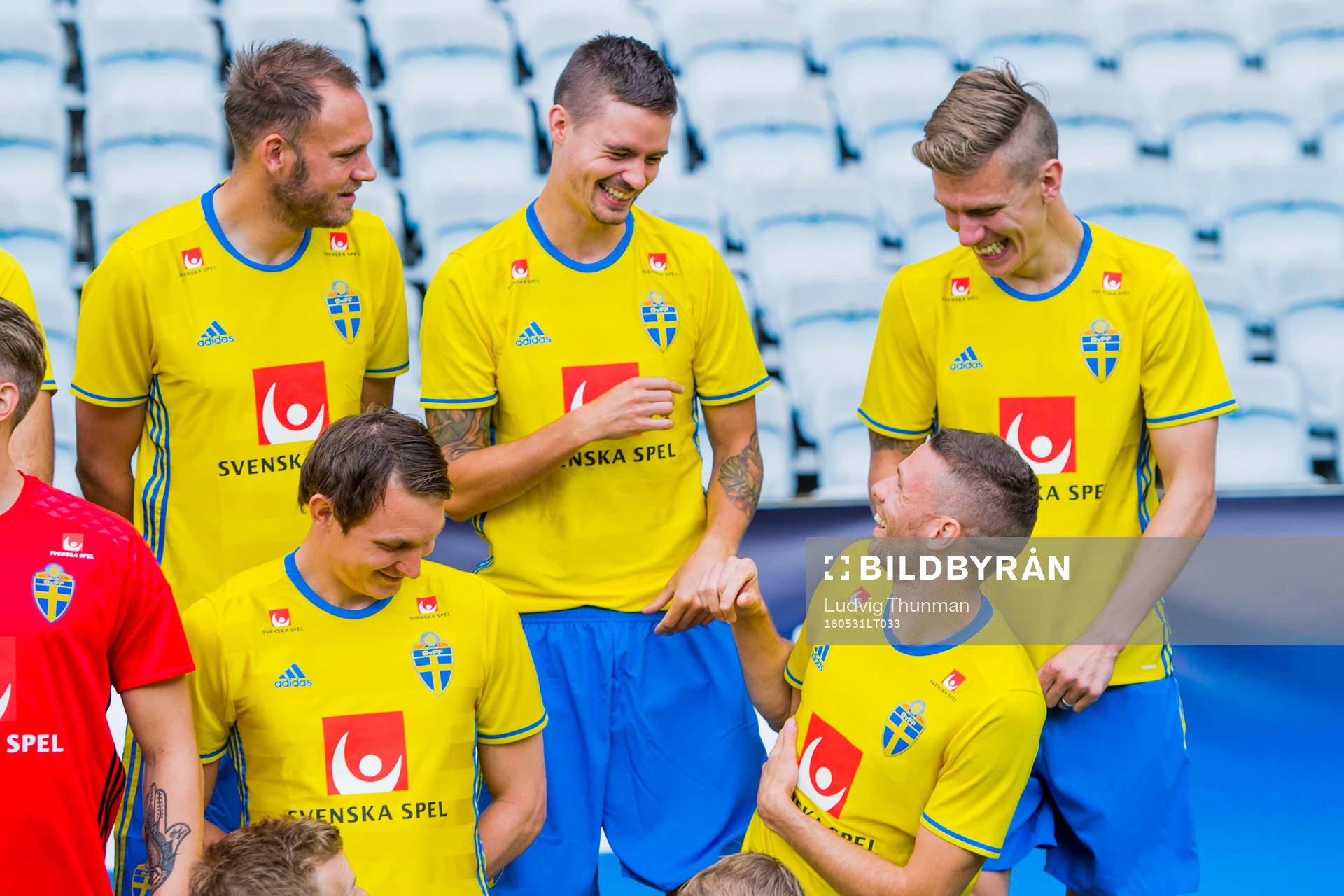 Sveriges Mikael Lustig och Marcus Berg skrattar med Pontus