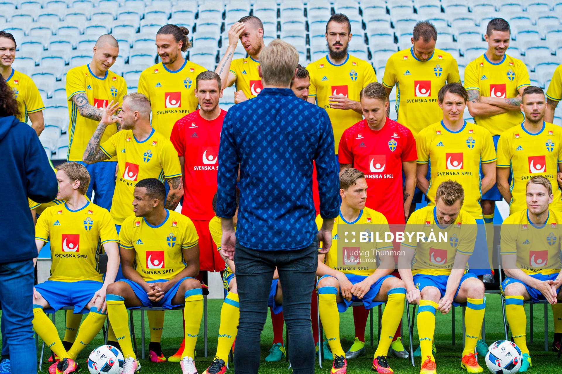 Svenska fotbollslandslaget ställer upp för en lagbild