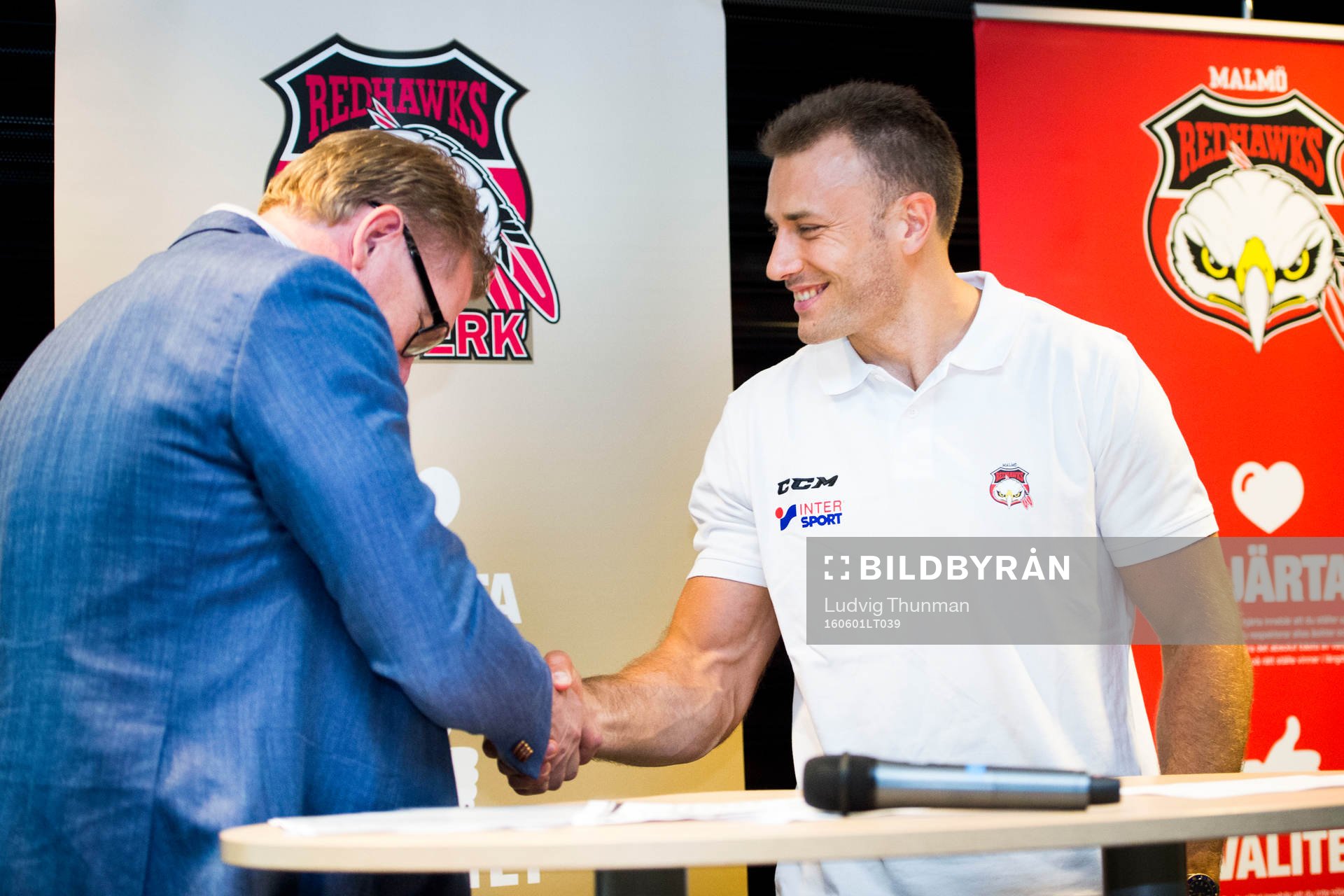 Malmö Redhawks sportchef Patrik Sylvegård skakar hand med