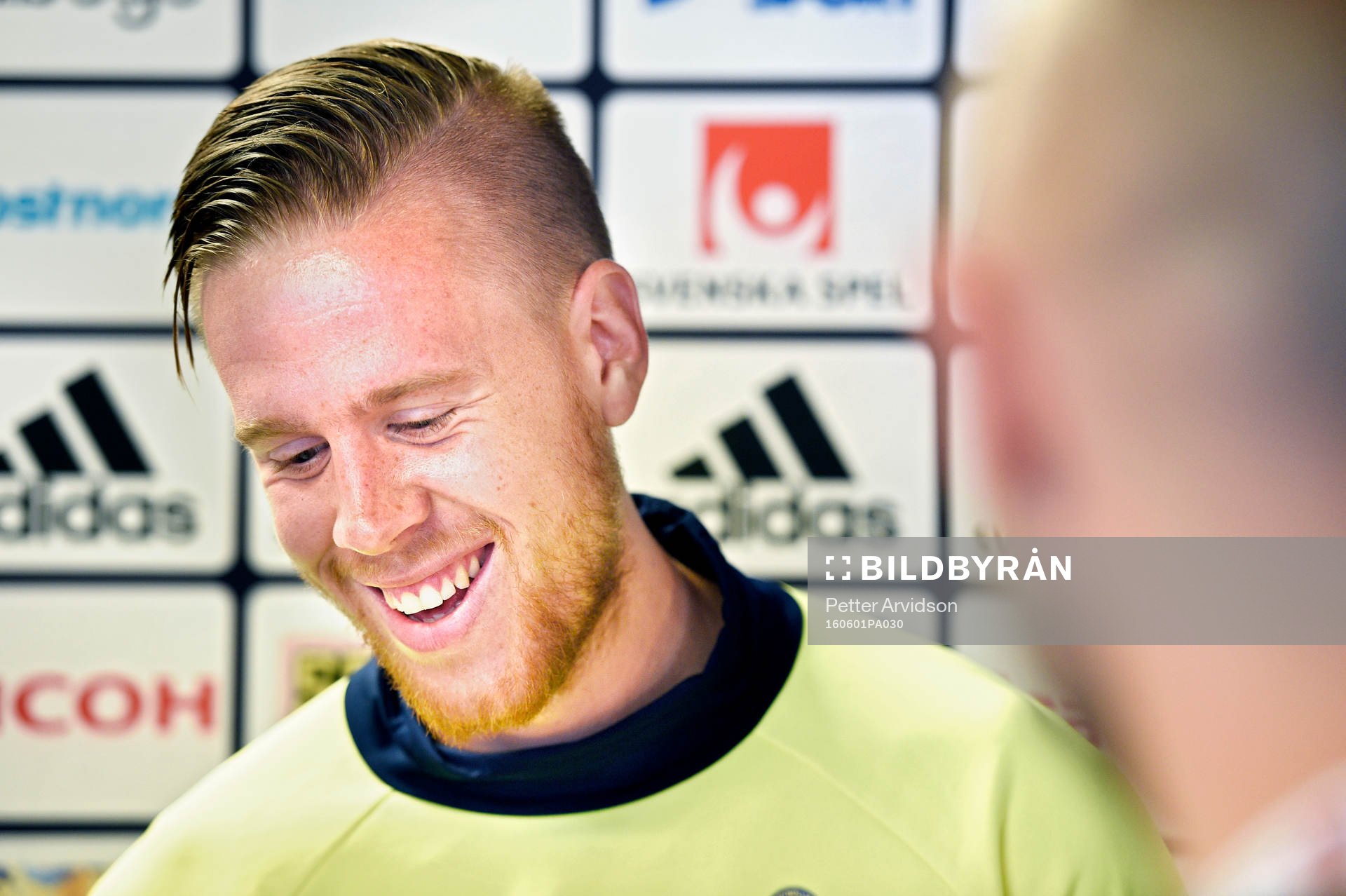 Pontus Jansson pratar med media i mixed zone