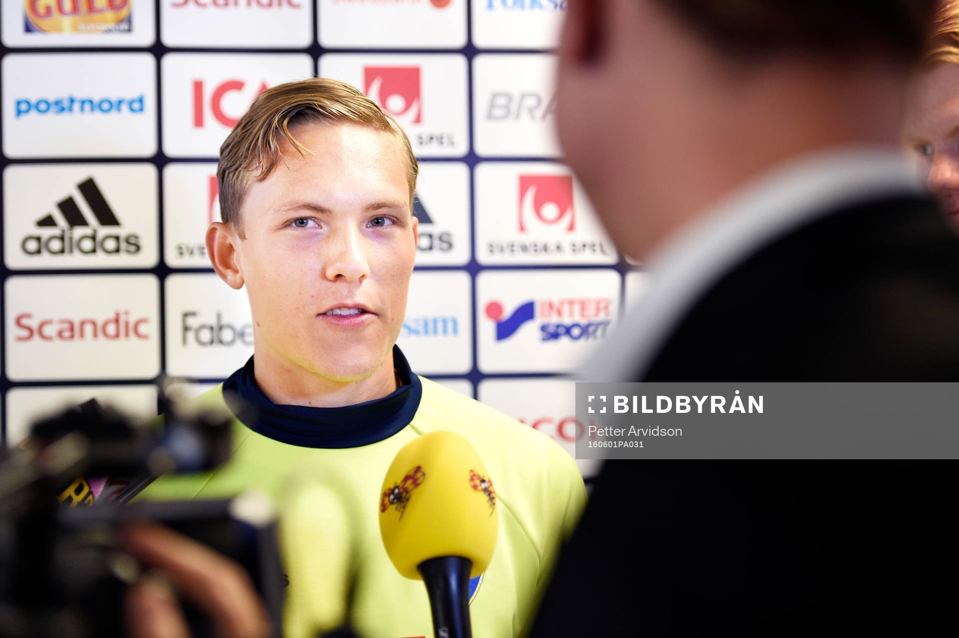 Ludwig Augustinsosn pratar med media i mixed zone