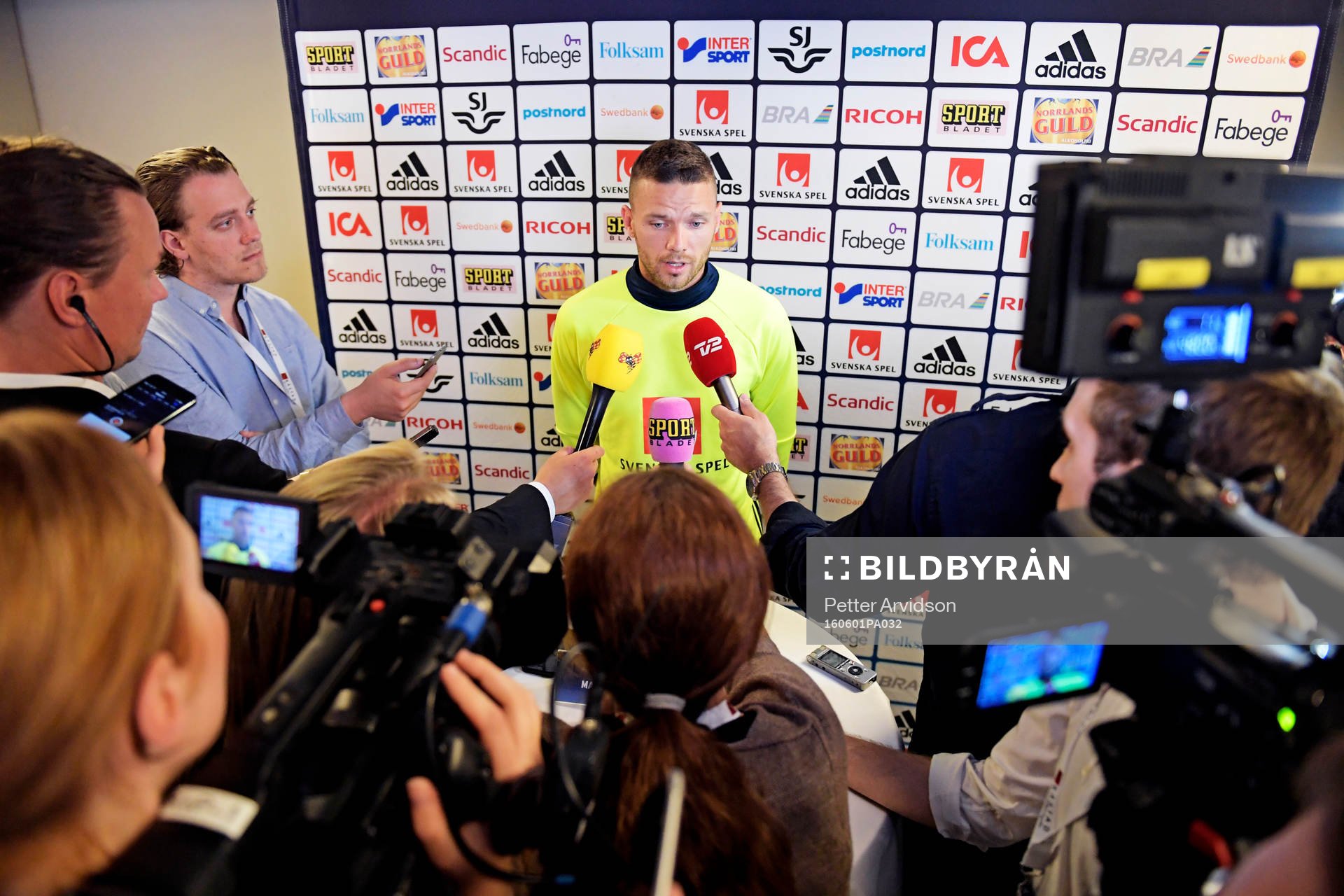 Marcus Berg pratar med media i mixed zone