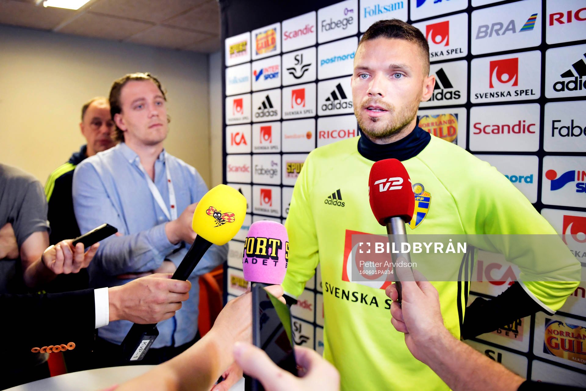 Marcus Berg pratar med media i mixed zone