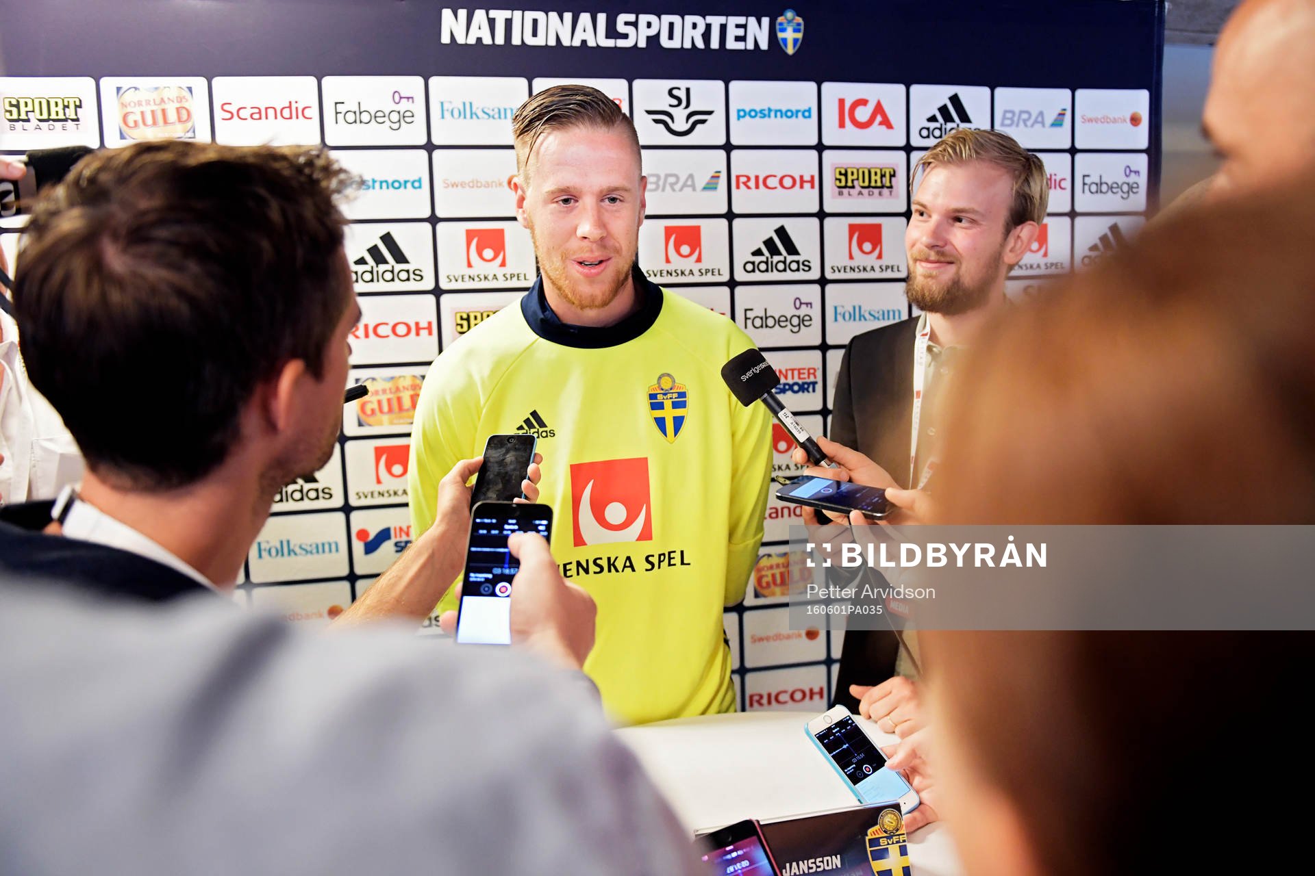 Pontus Jansson pratar med media i mixed zone