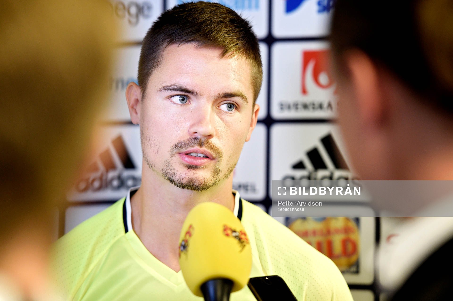 Mikael Lustig pratar med media i mixed zone