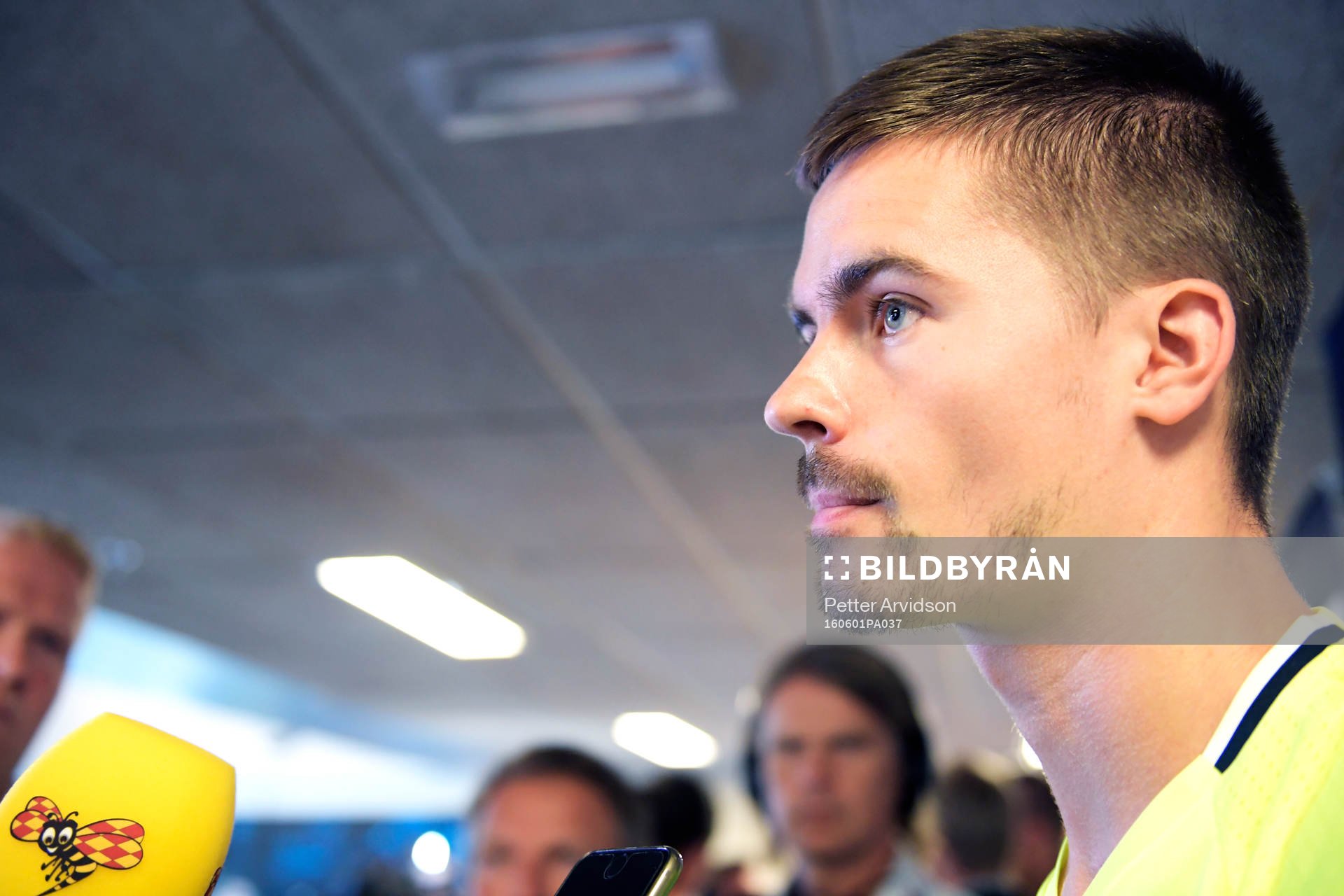 Mikael Lustig pratar med media i mixed zone