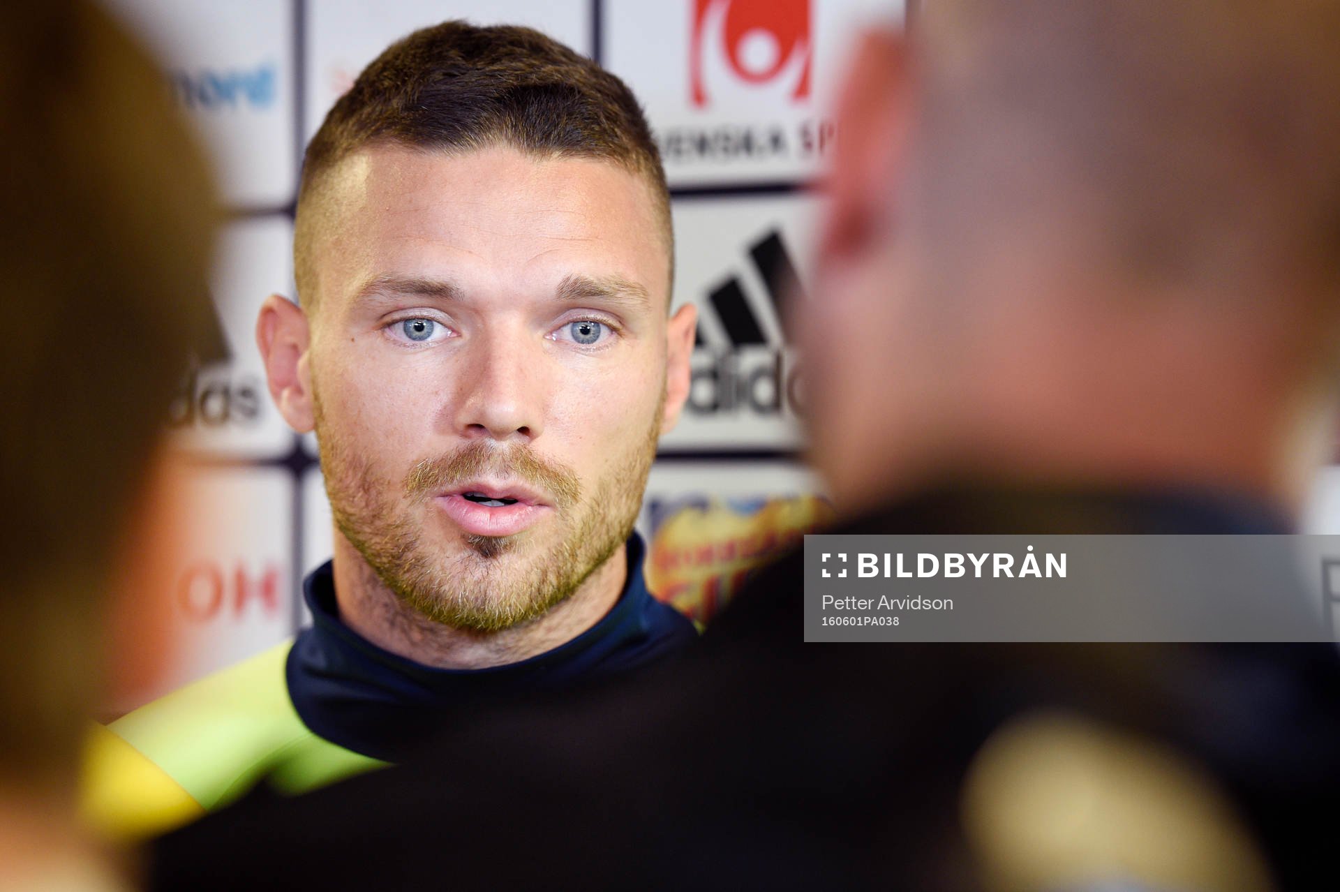 Marcus Berg pratar med media i mixed zone