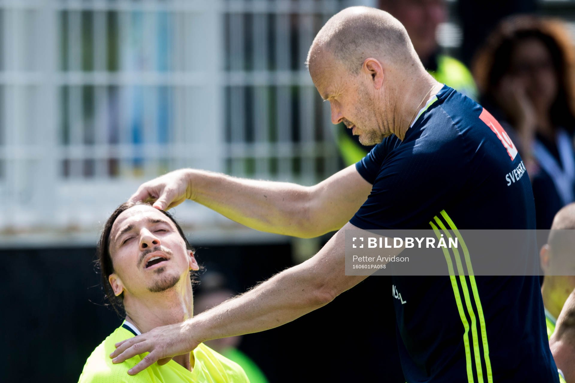 Zlatan Ibrahimovic nacke kontrolleras av naprapat Johan