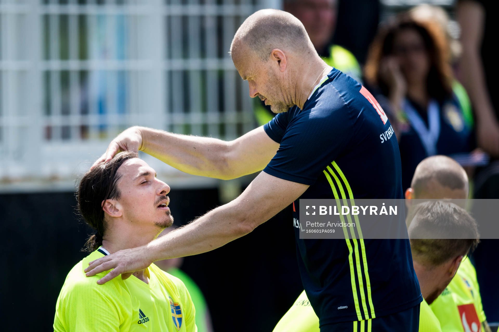 Zlatan Ibrahimovic nacke kontrolleras av naprapat Johan