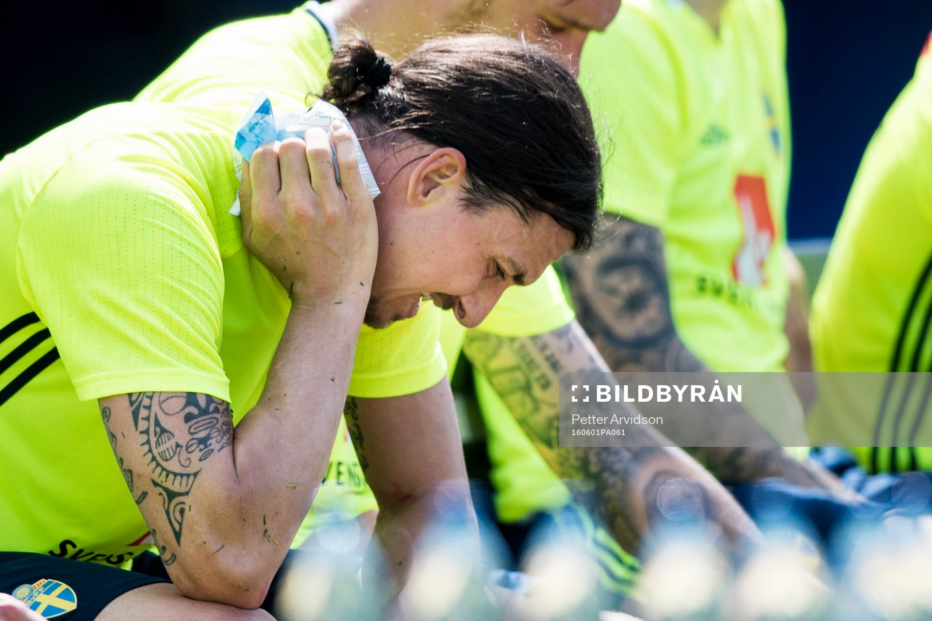 Zlatan Ibrahimovic med en ispåse på sin nacke
