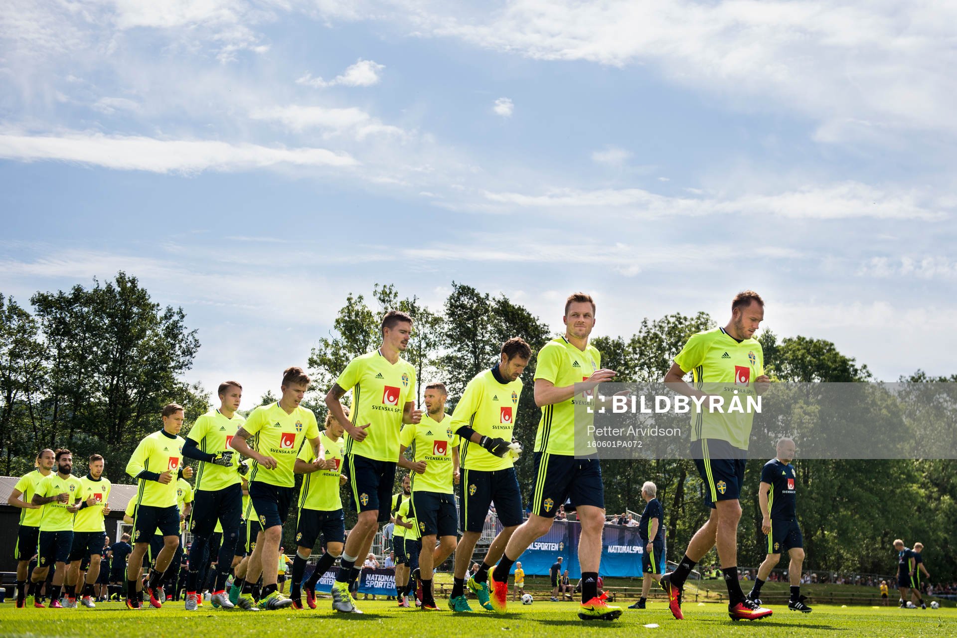 Mikael Lustig, målvakt Andreas Isaksson, Sebastian