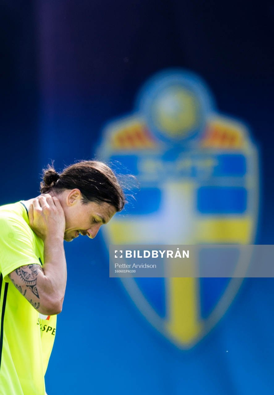 Zlatan Ibrahimovic tar sig för nacken