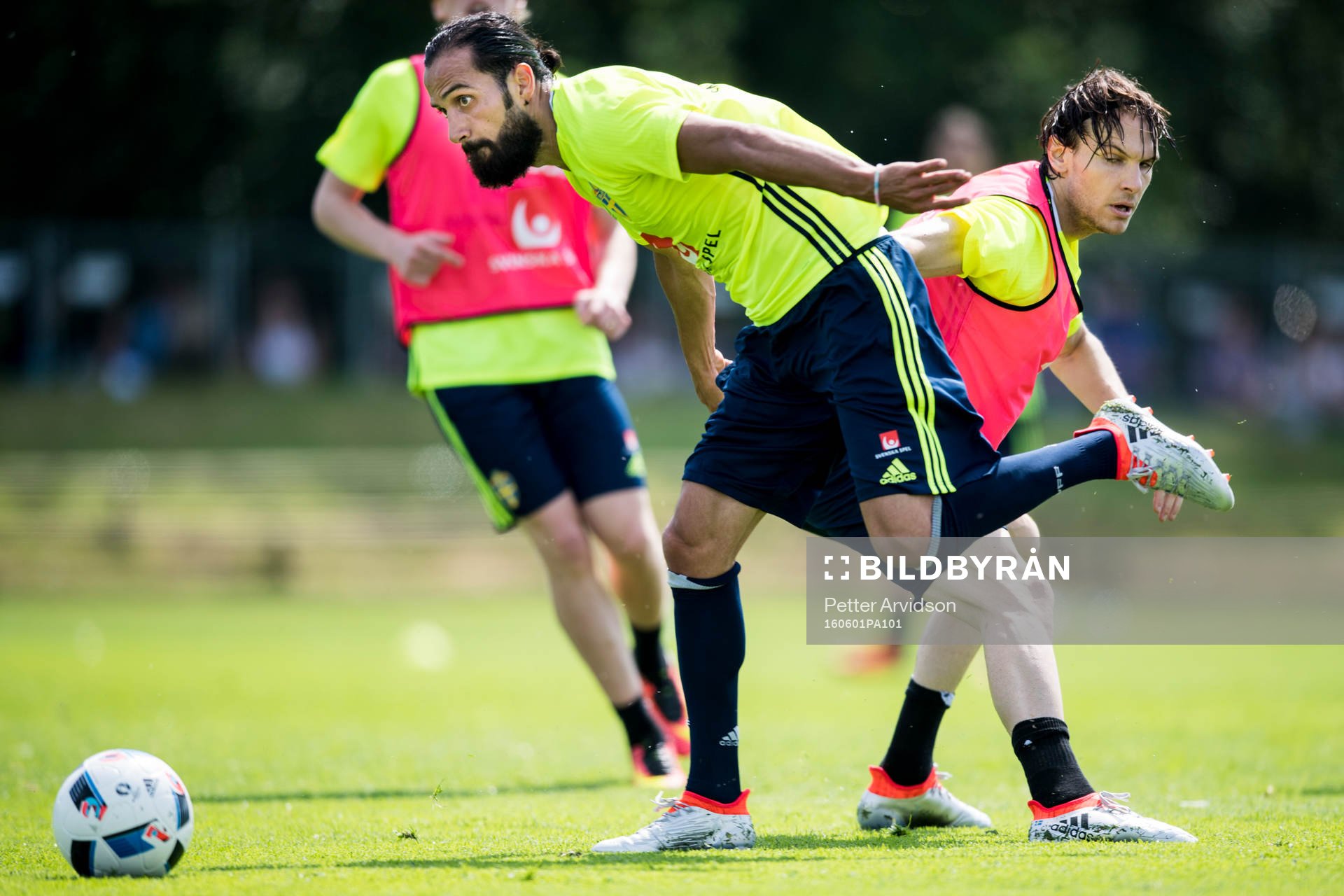 Erkan Zengin tar sig förbi Albin Ekdal