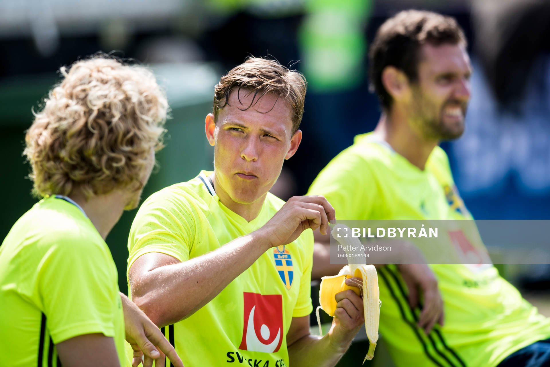 Ludwig Augustinsson äter en banan