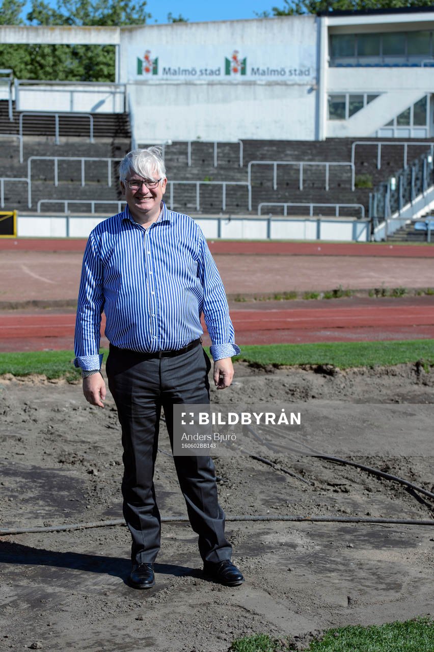 IFK Malmös sportchef Mikael Tellqvist framför de trasiga