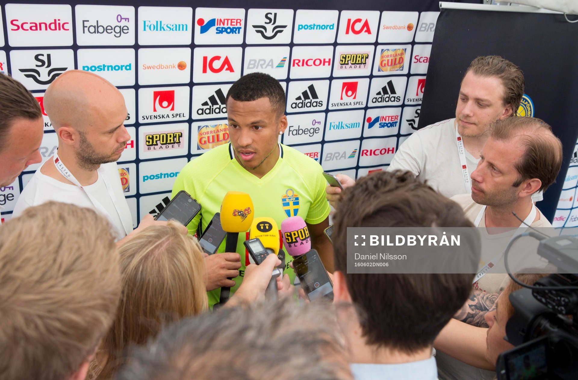 Martin Olsson blir intervjuad