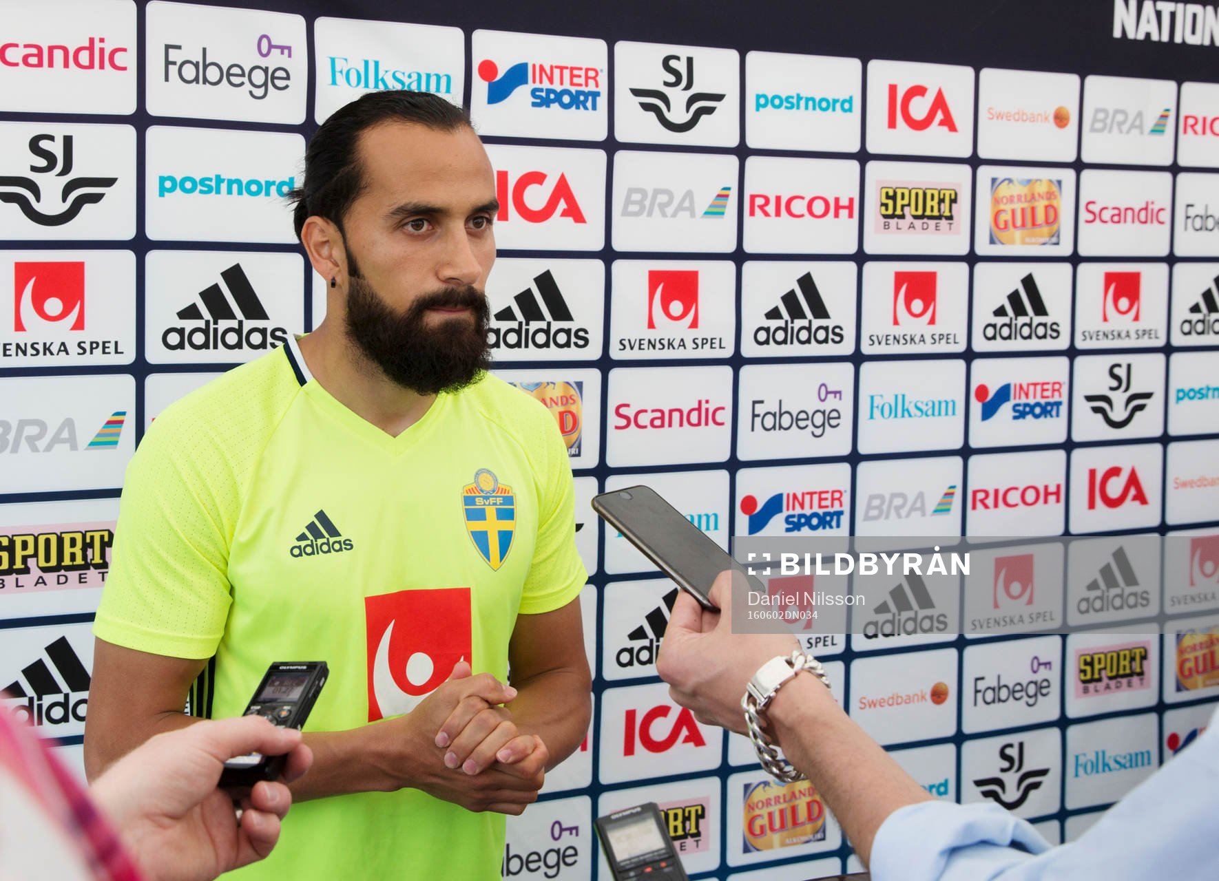 Erkan Zengin blir intervjuad