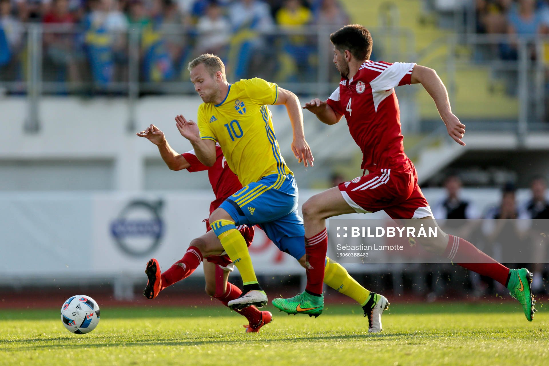 Sveriges Gustav Engvall tar sig fram och blir stoppad av
