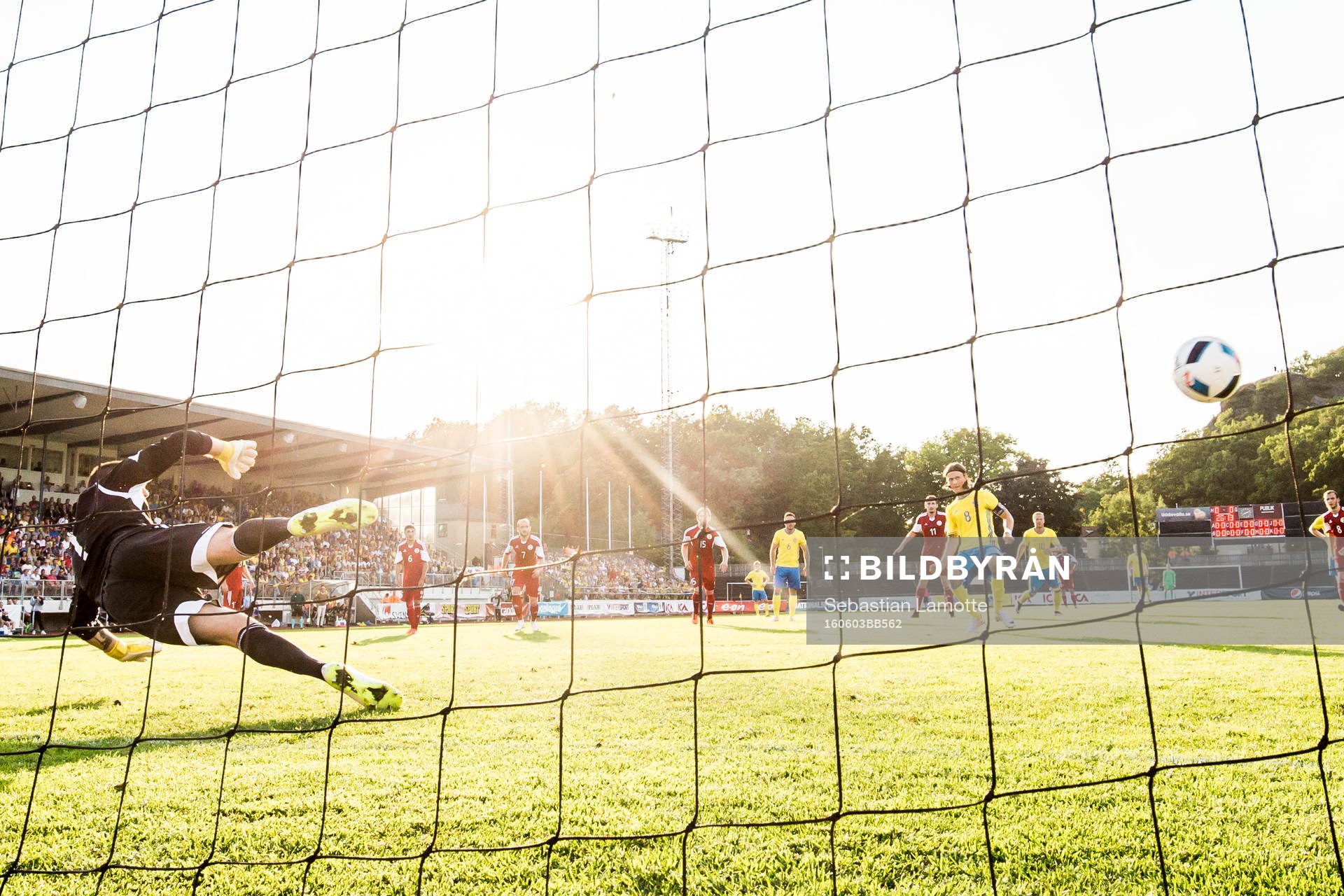 Sveriges Kristoffer Olsson sätter en straff till 1-0 bakom