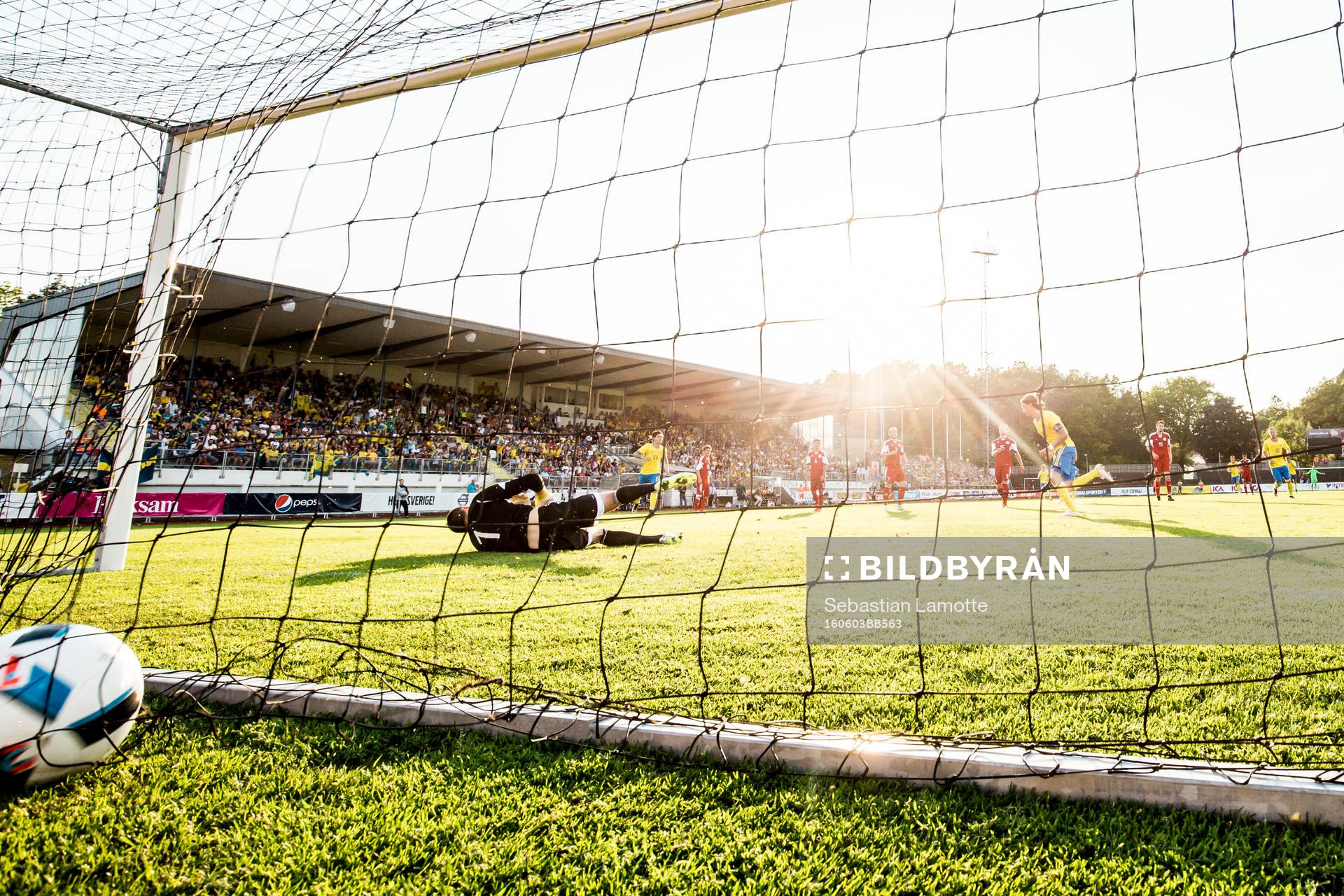 Sveriges Kristoffer Olsson sätter en straff till 1-0 bakom