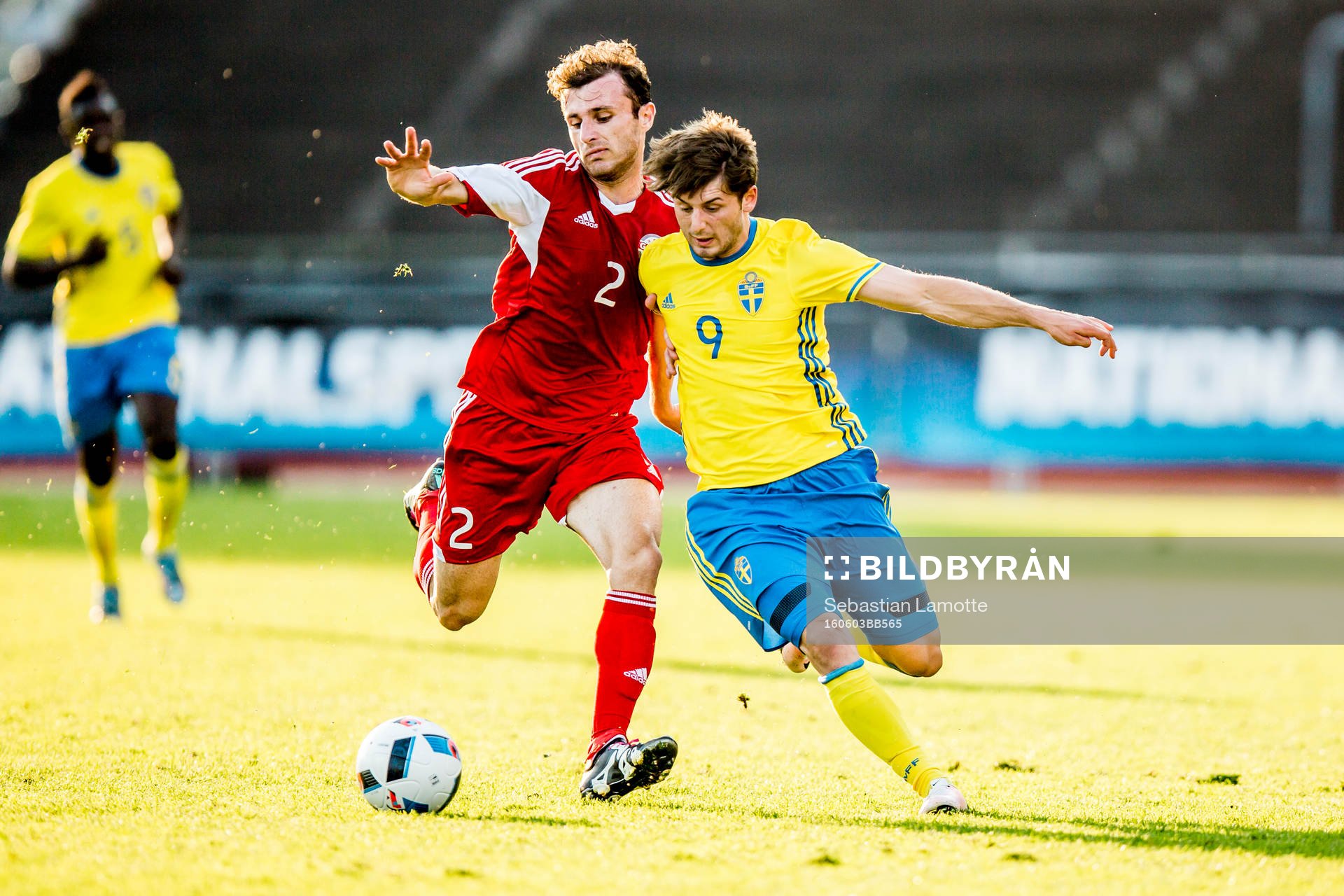 Sveriges Arber Zeneli och Georgiens Levan Gegechkori under fotbollsmatchen i kvalet till U21-EM mellan Sverige och Georgien den 3 juni 2016 i Uddevalla.