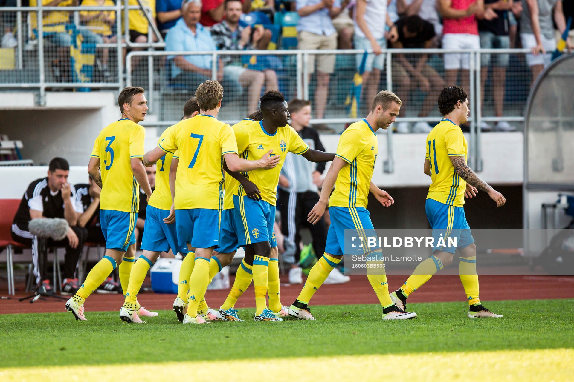 Sveriges Kristoffer Olsson har gjort 1-0 på straff och