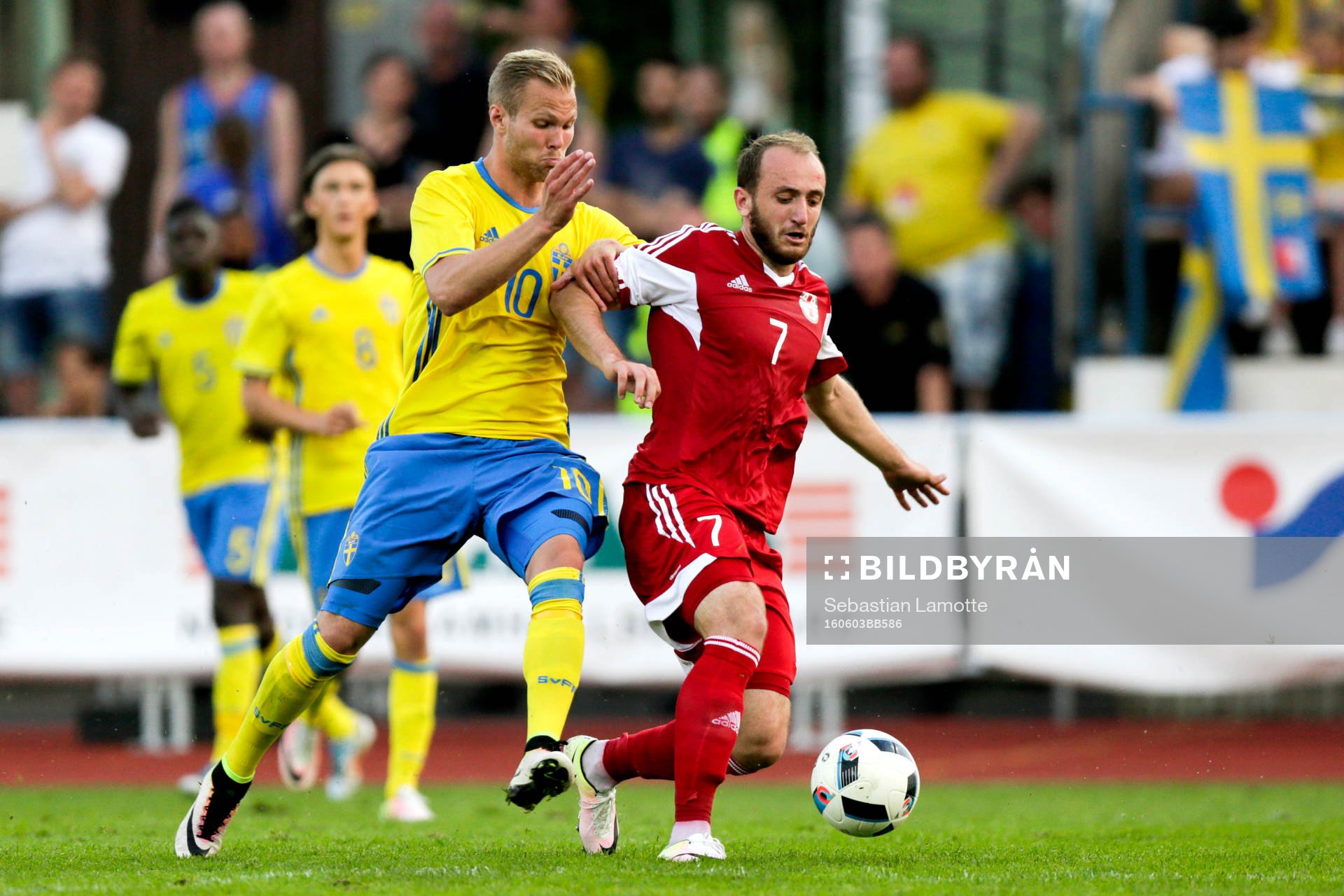 Sveriges Gustav Engvall och Georgiens Valerian Gvilia under fotbollsmatchen i kvalet till U21-EM mellan Sverige och Georgien den 3 juni 2016 i Uddevalla.