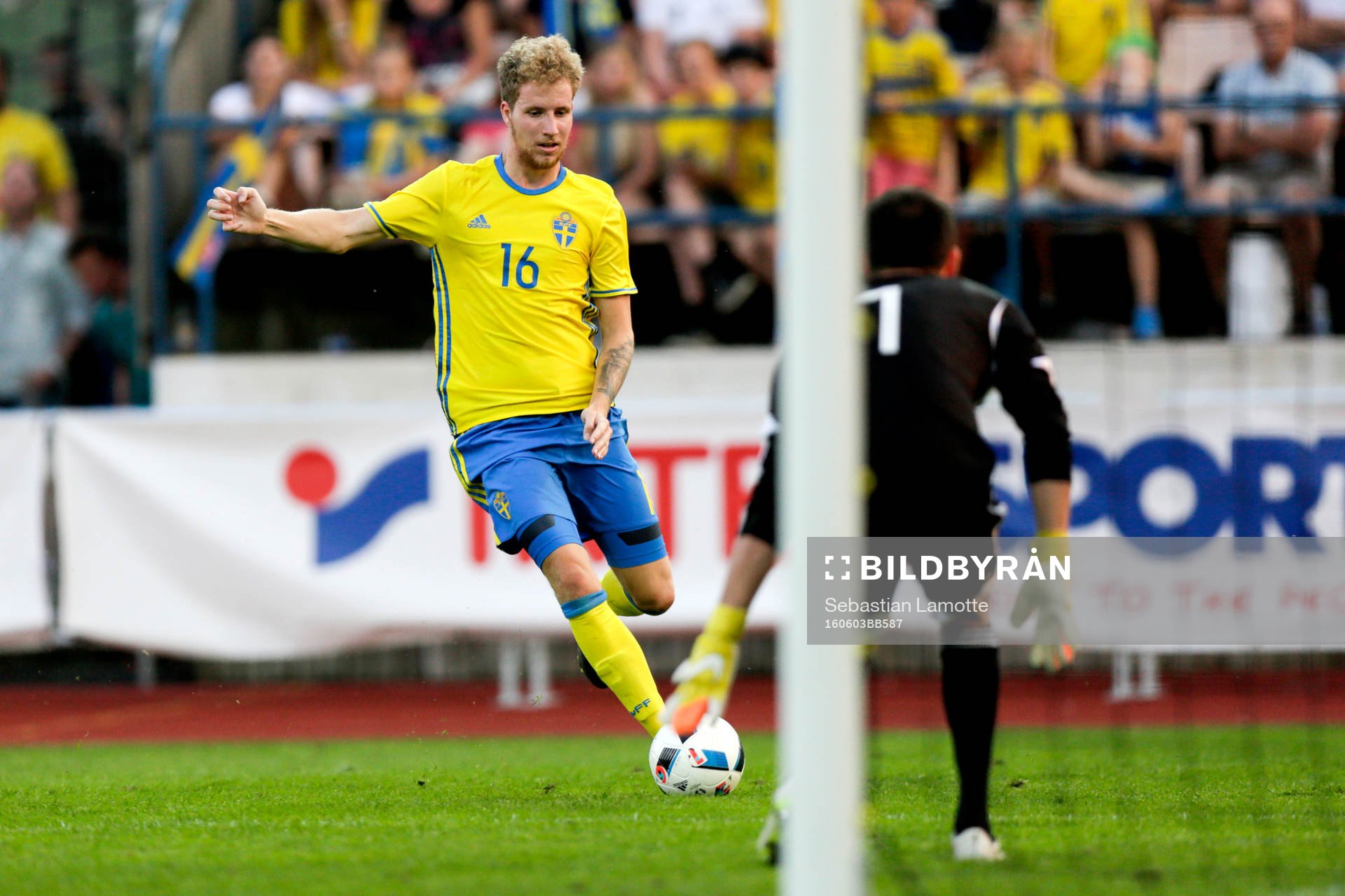 Sveriges Samuel Gustafson och Georgiens målvakt Oto
