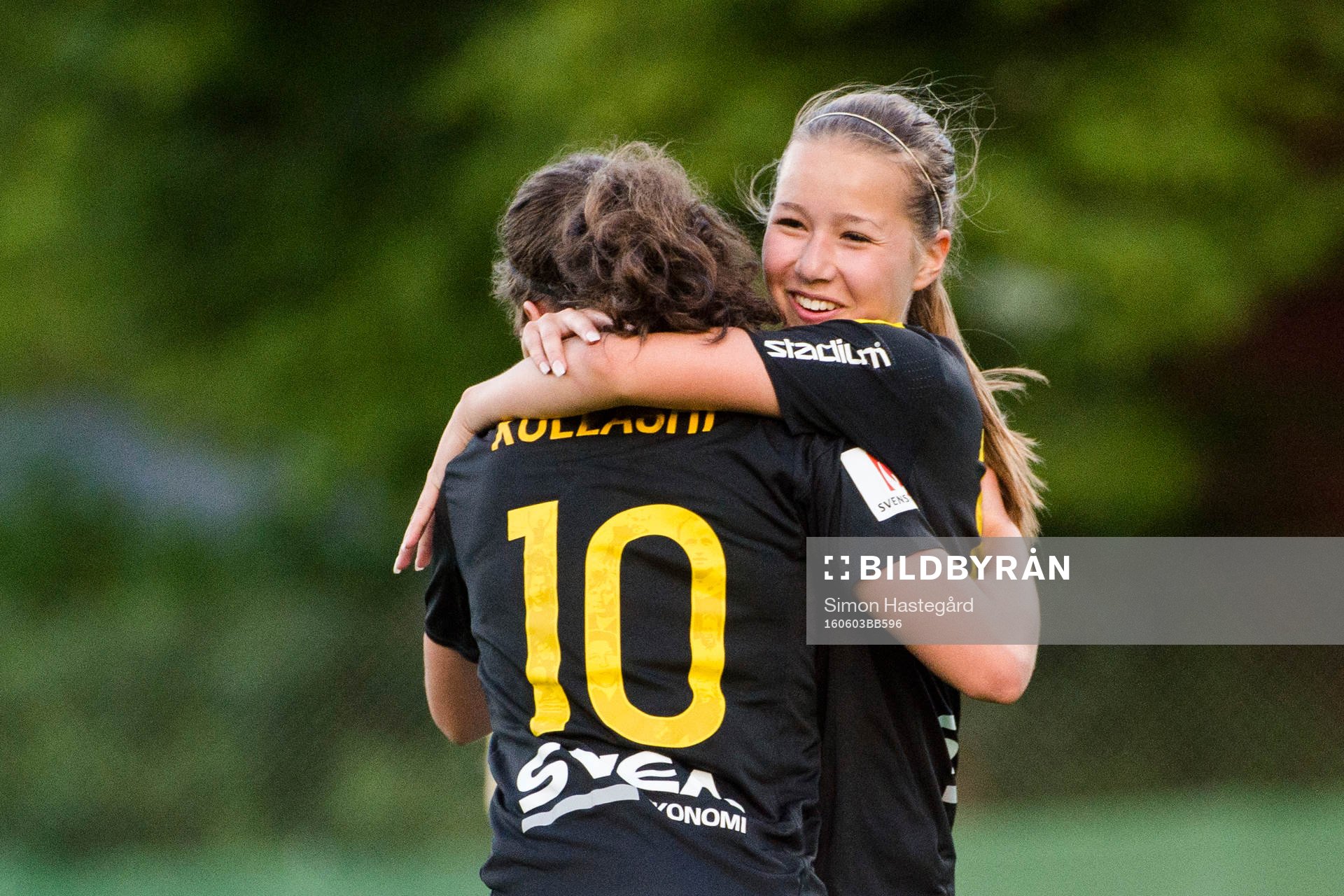 AIK:s Emma Engström jublar tillsammans med Loreta Kullashi efter 2-1 under fotbollsmatchen i Elitettan mellan AIK och Älta den 3 juni 2016 i Stockholm.