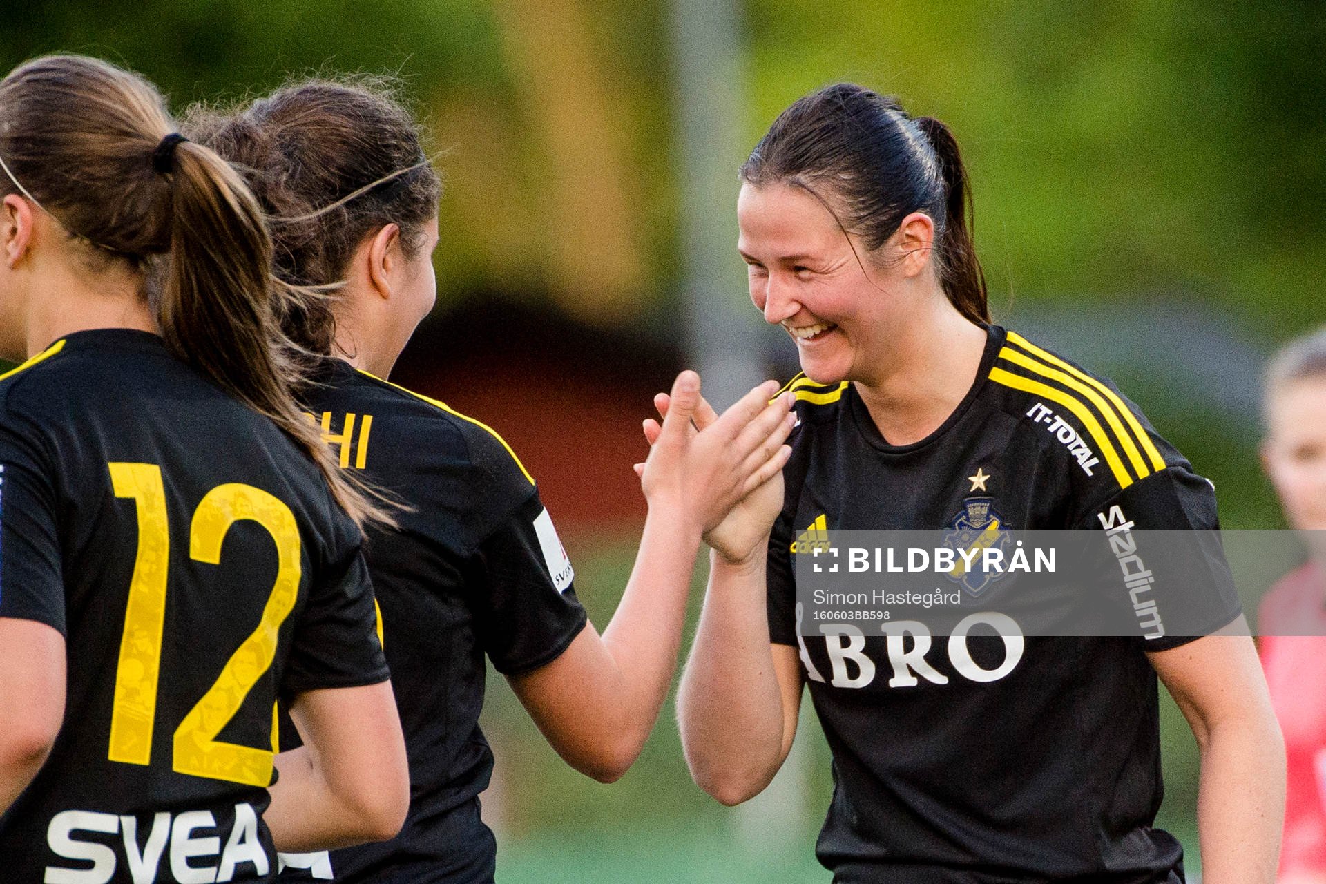  AIK:s Loreta Kullashi  och Nicole Modin jublar efter 2-1 under fotbollsmatchen i Elitettan mellan AIK och Älta den 3 juni 2016 i Stockholm.