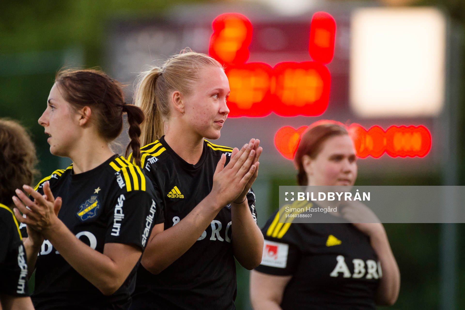  AIK:s Elin Sjölander jublar efter fotbollsmatchen i Elitettan mellan AIK och Älta den 3 juni 2016 i Stockholm.
