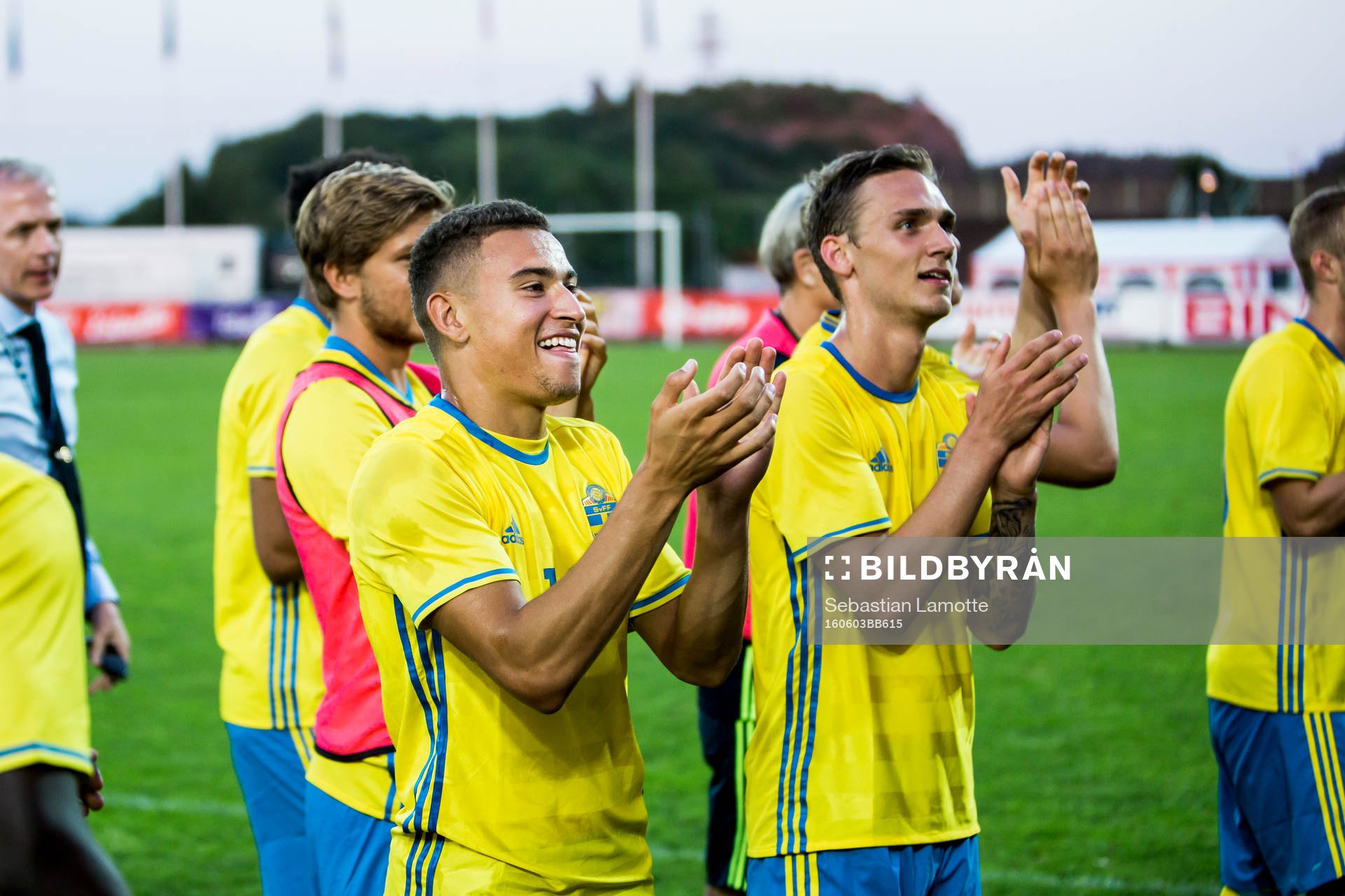 Sveriges Jordan Larsson jublar efter fotbollsmatchen i kvalet till U21-EM mellan Sverige och Georgien den 3 juni 2016 i Uddevalla.
