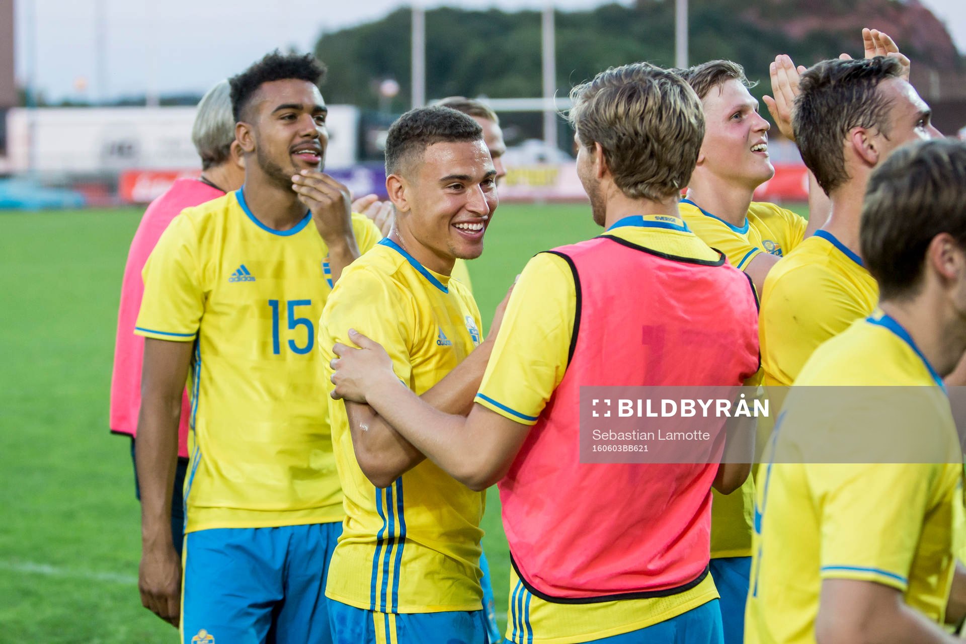 Sveriges Jordan Larsson har gjort 3-2 och jublar med