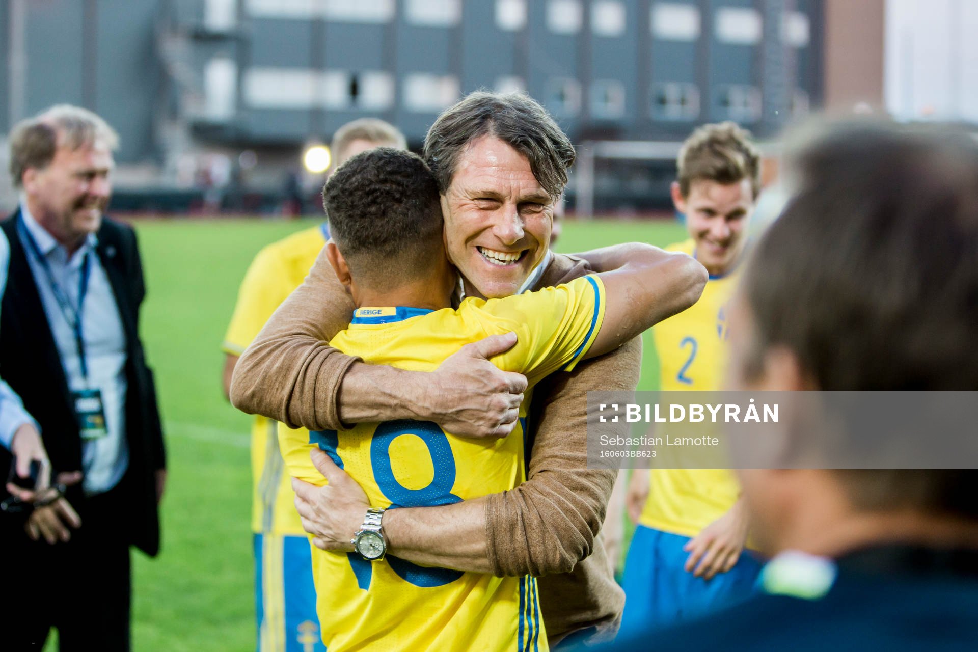 Sveriges Jordan Larsson har gjort 3-2 och kramas om av förbundskapten Håkan Ericson under fotbollsmatchen i kvalet till U21-EM mellan Sverige och Georgien den 3 juni 2016 i Uddevalla.