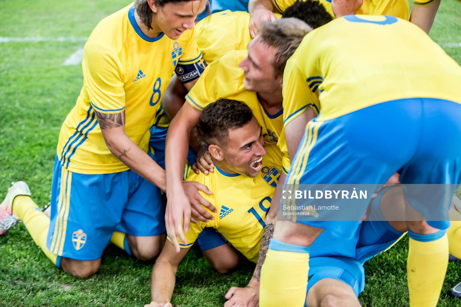 Sveriges Jordan Larsson har gjort 3-2 och jublar med