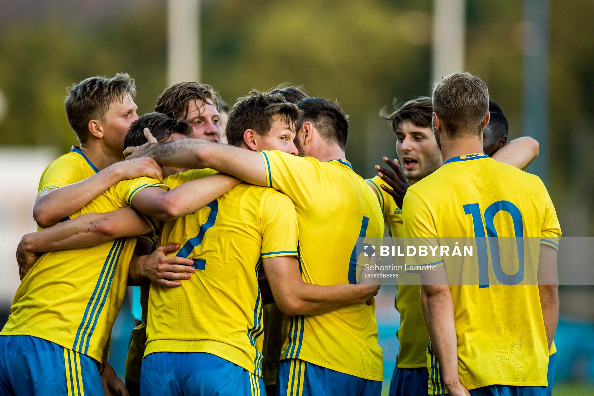 Sveriges Emil Krafth har gjort 2-1 och jublar med