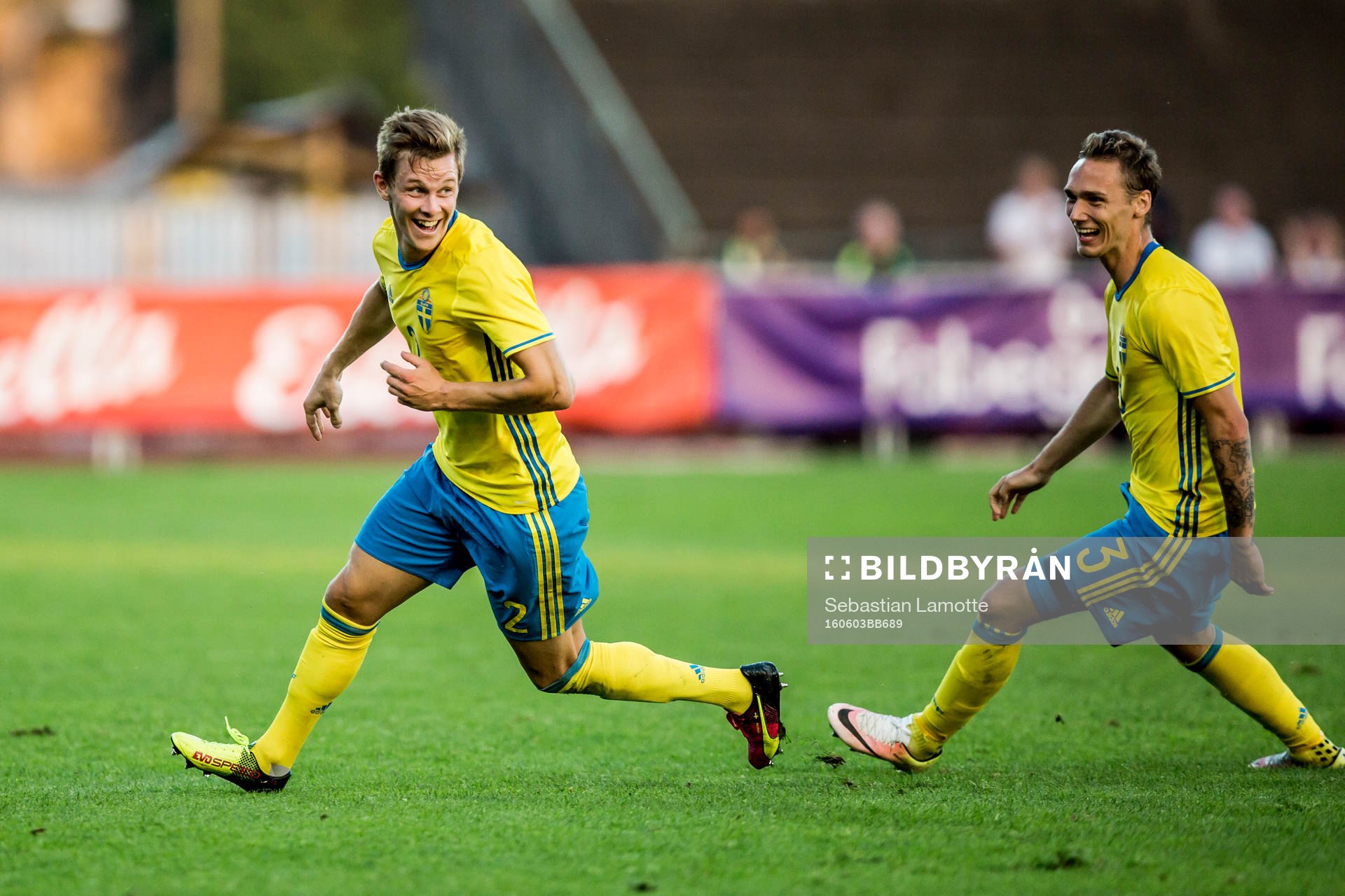 Sveriges Emil Krafth har gjort 2-1 och jublar med Linus