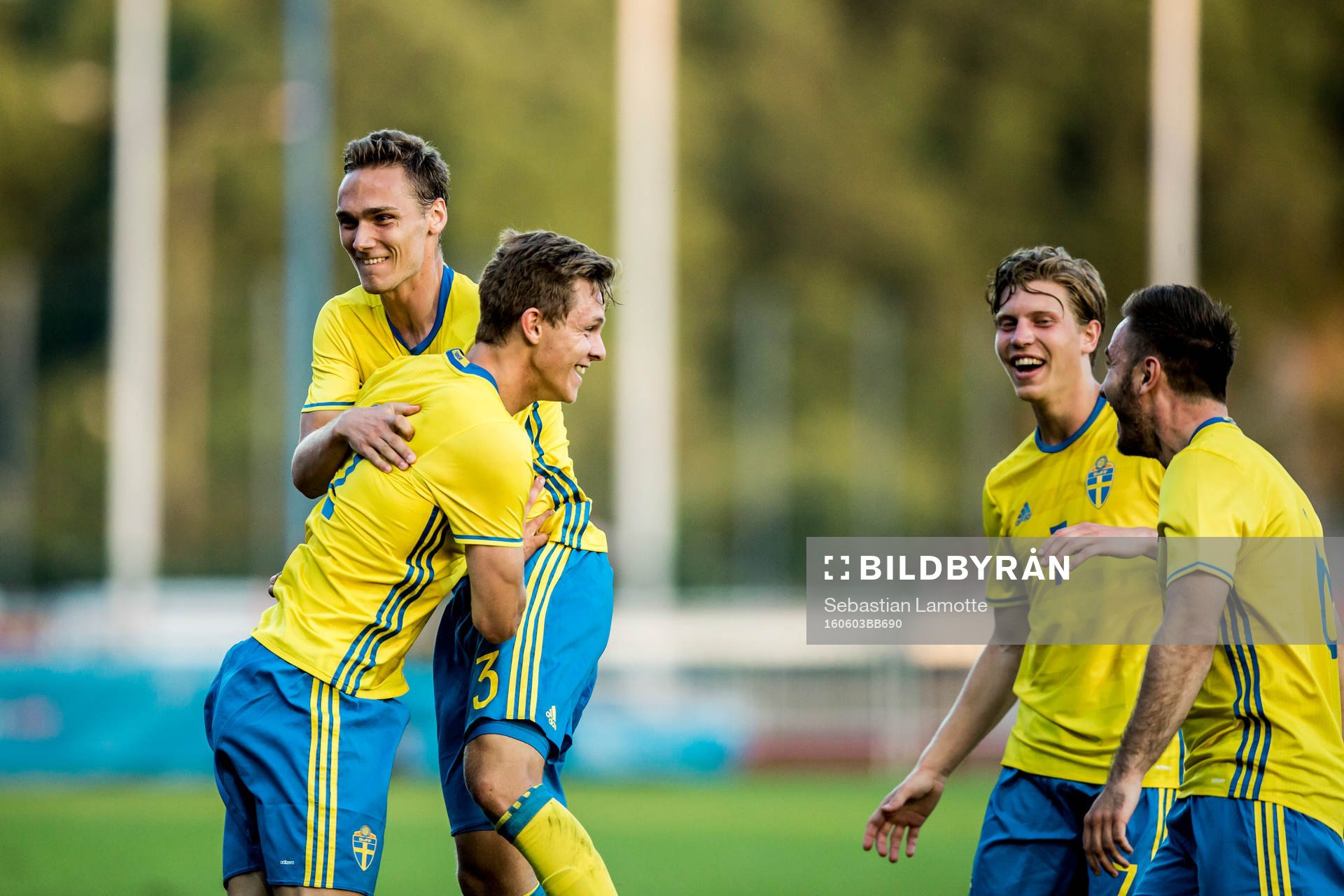 Sveriges Emil Krafth har gjort 2-1 och jublar med Linus