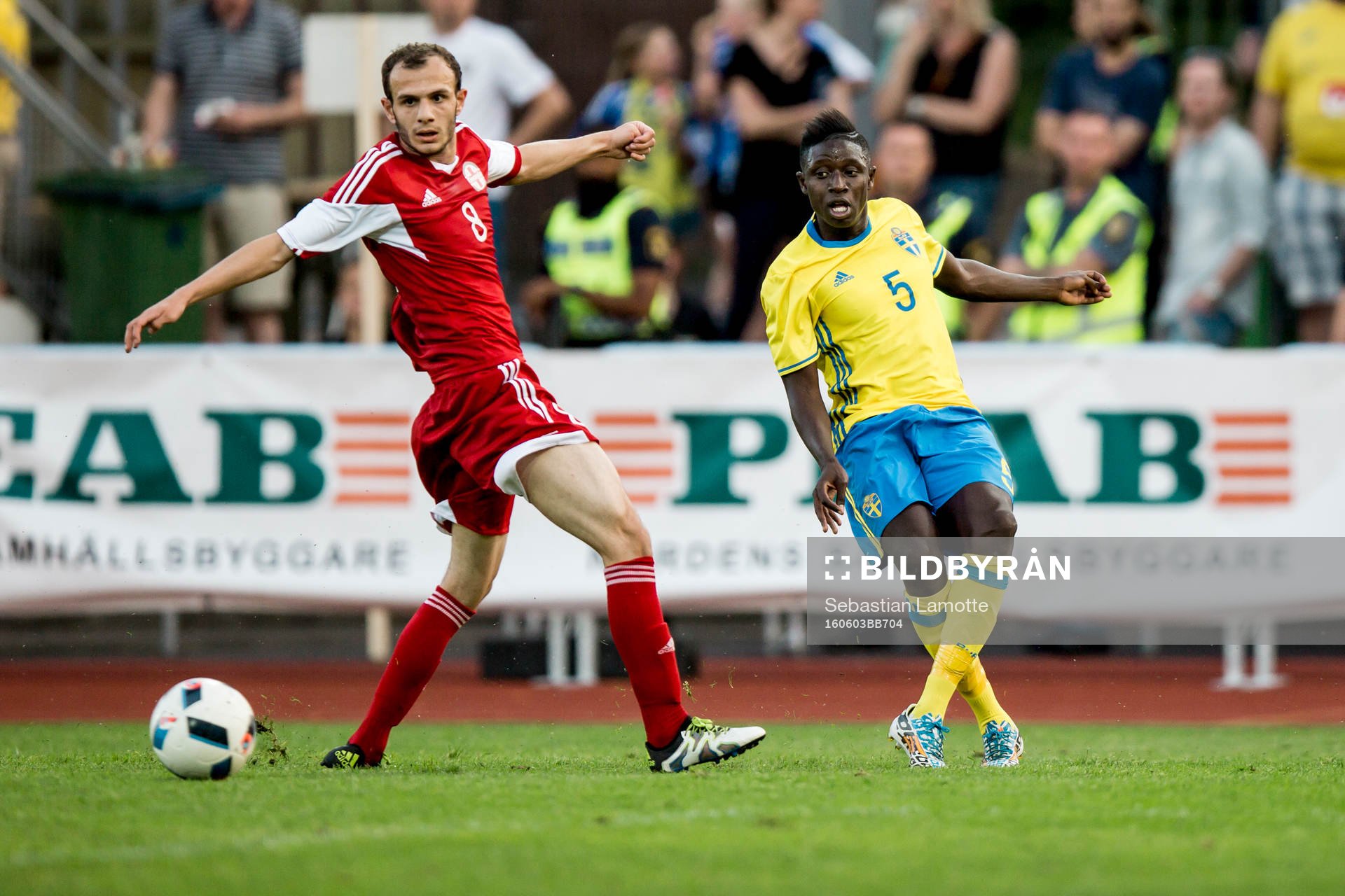 Sveriges Pa Konate skjuter ett inlägg under fotbollsmatchen i kvalet till U21-EM mellan Sverige och Georgien den 3 juni 2016 i Uddevalla.