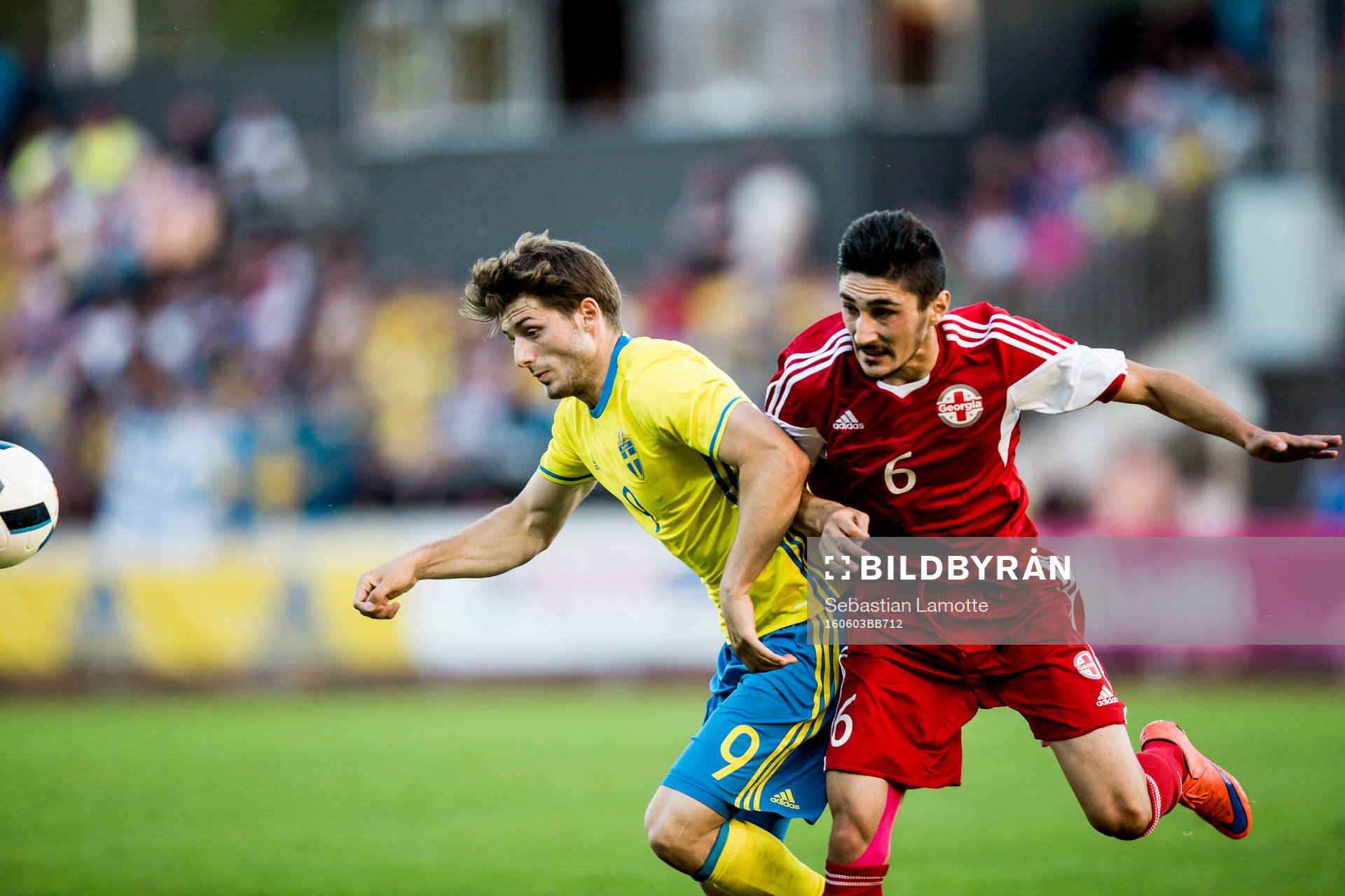 Sveriges Arber Zeneli och Georgiens Grigol Chabradze under fotbollsmatchen i kvalet till U21-EM mellan Sverige och Georgien den 3 juni 2016 i Uddevalla.