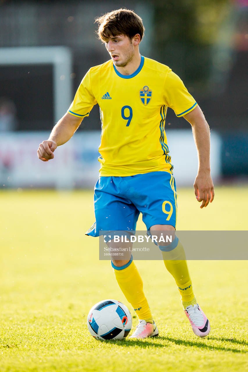 Sveriges Arber Zeneli under fotbollsmatchen i kvalet till U21-EM mellan Sverige och Georgien den 3 juni 2016 i Uddevalla.