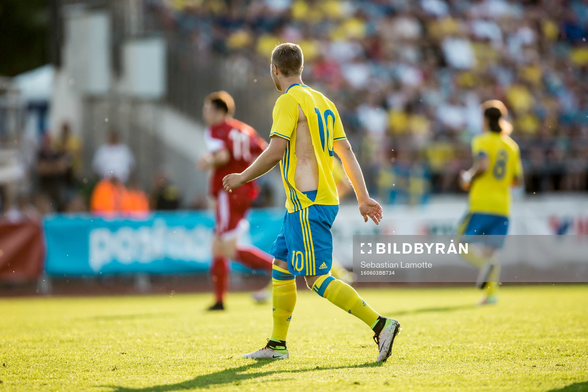 Sveriges Gustav Engvall med söndrig tröja