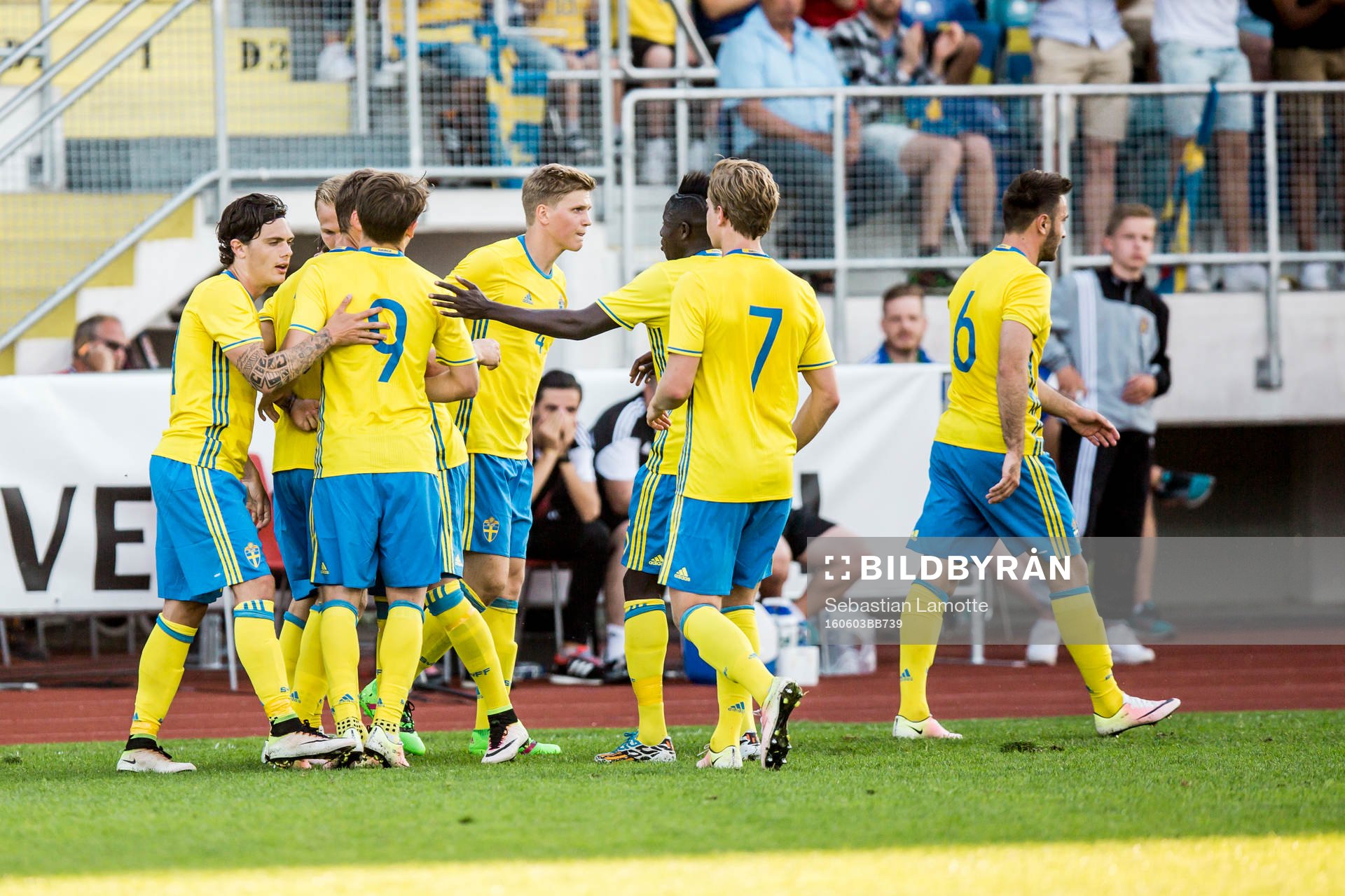 Sveriges Kristoffer Olsson har gjort 1-0 och jublar med